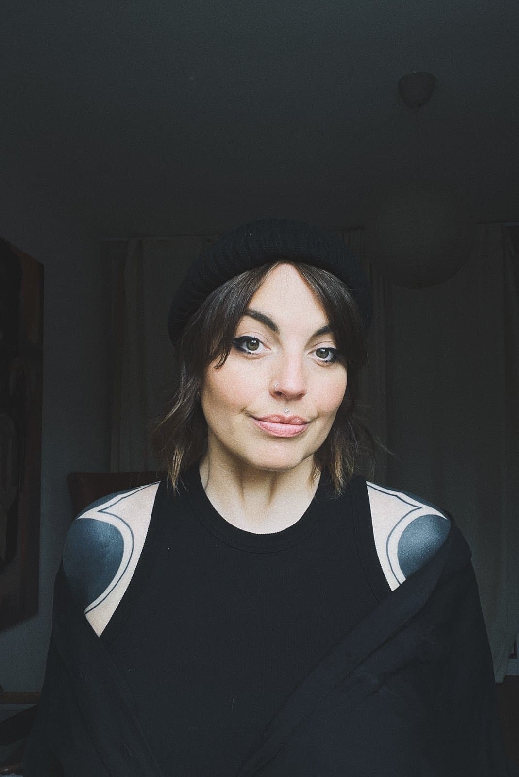 Jenny – Piercerin im Bloom at Night