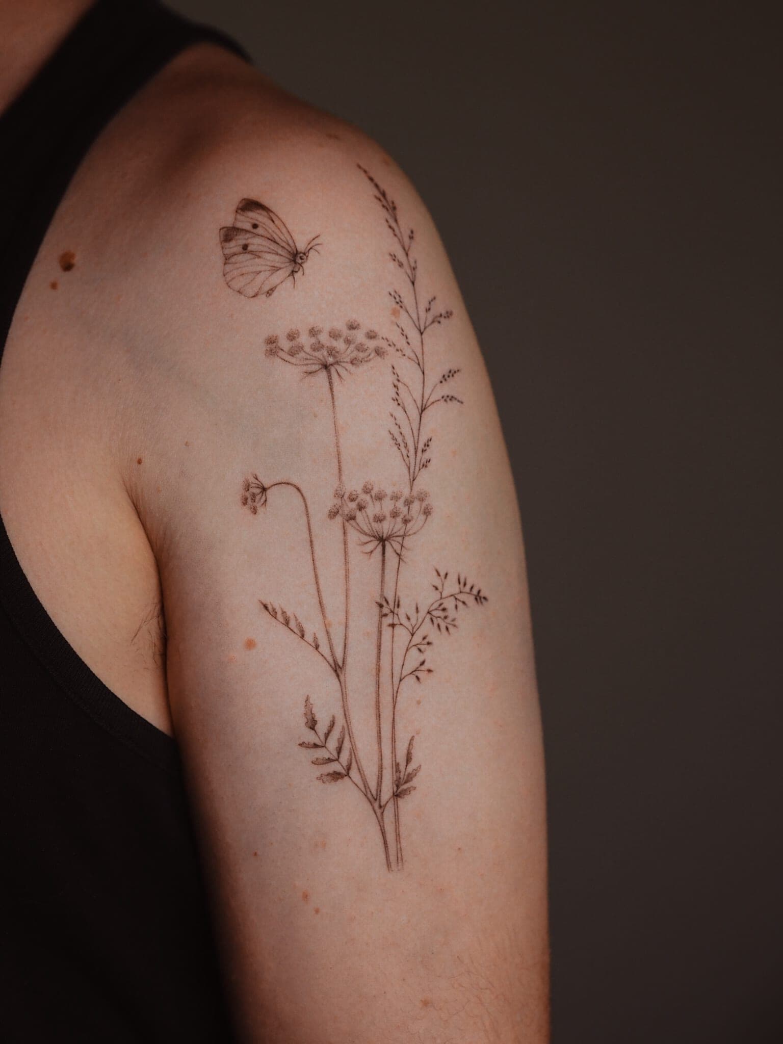 Butterfly and flowers – Fineline, Illustrativ von Cathi, Bloom at Night Köln