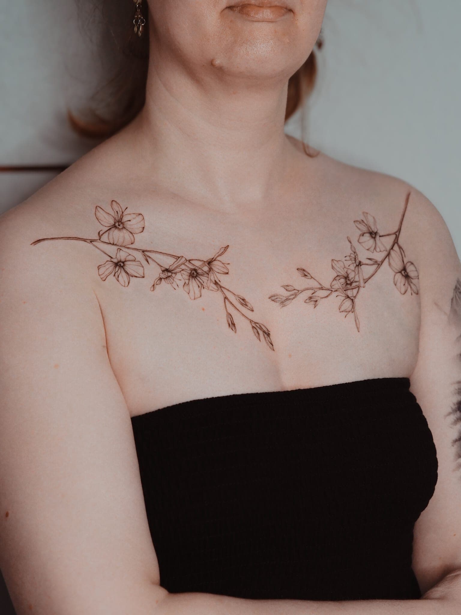 Decollete flowers – Fineline, Illustrativ von Cathi, Bloom at Night Köln