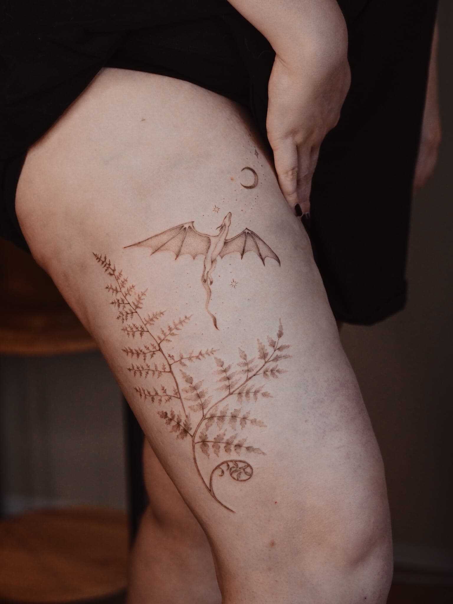 Dragon and fern – Fineline, Illustrativ von Cathi, Bloom at Night Köln