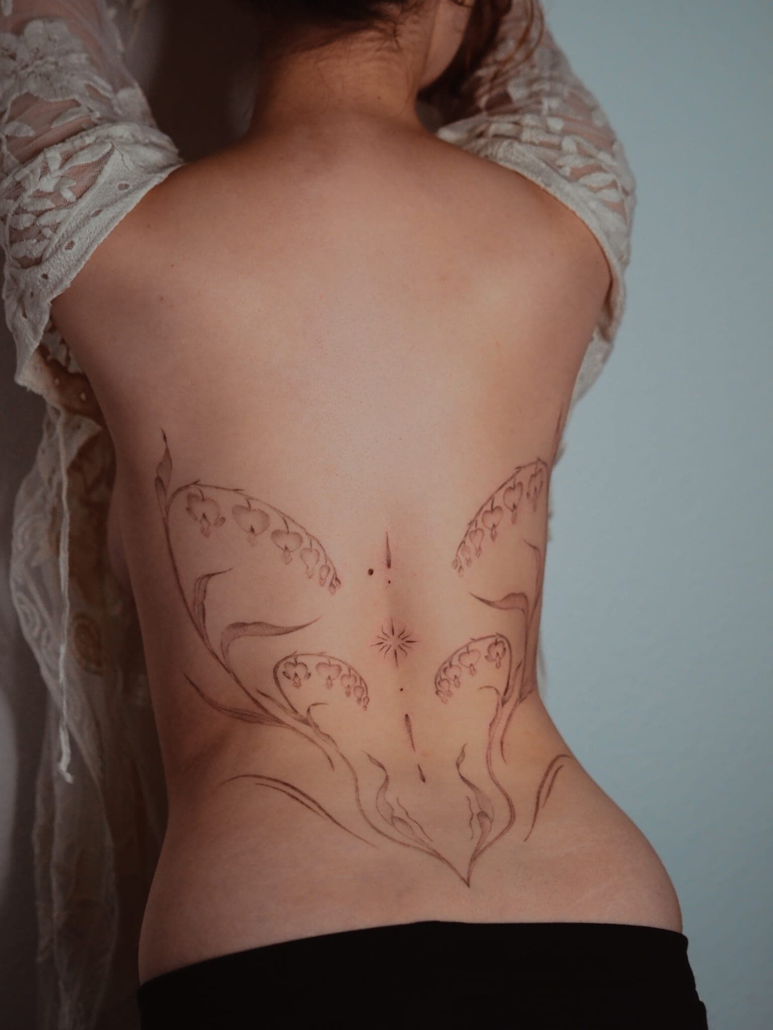 Flower back – Fineline, Illustrativ von Cathi, Bloom at Night Köln