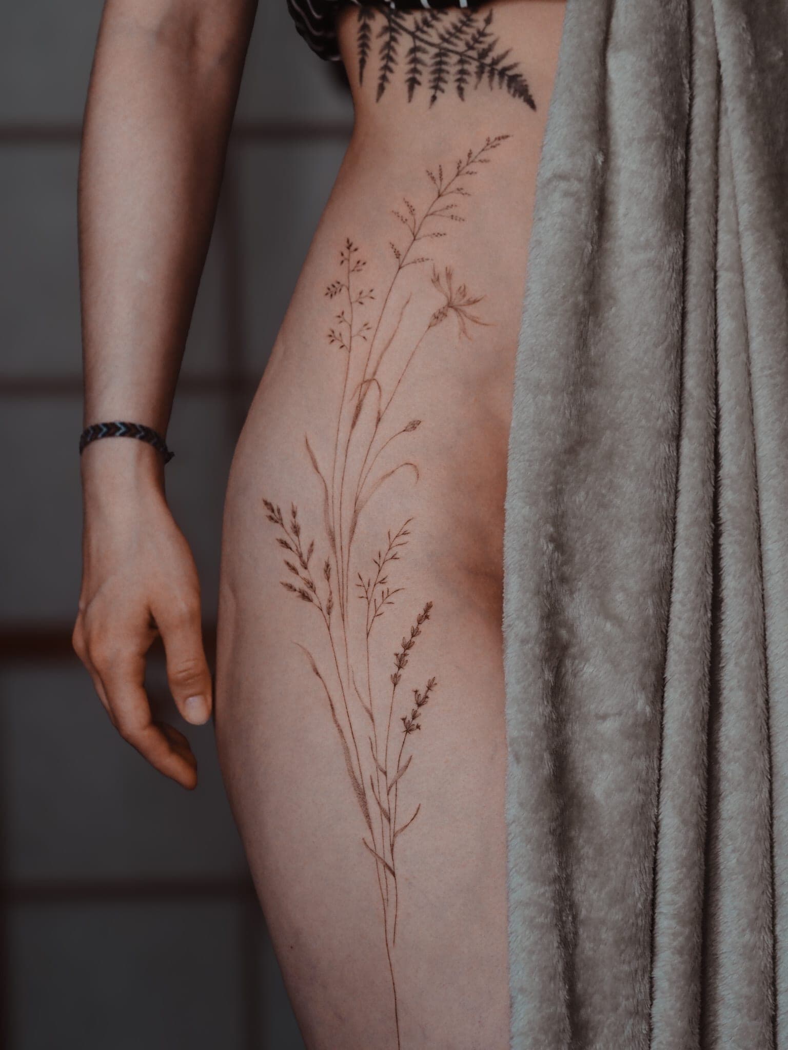 Grass hip – Fineline, Illustrativ von Cathi, Bloom at Night Köln