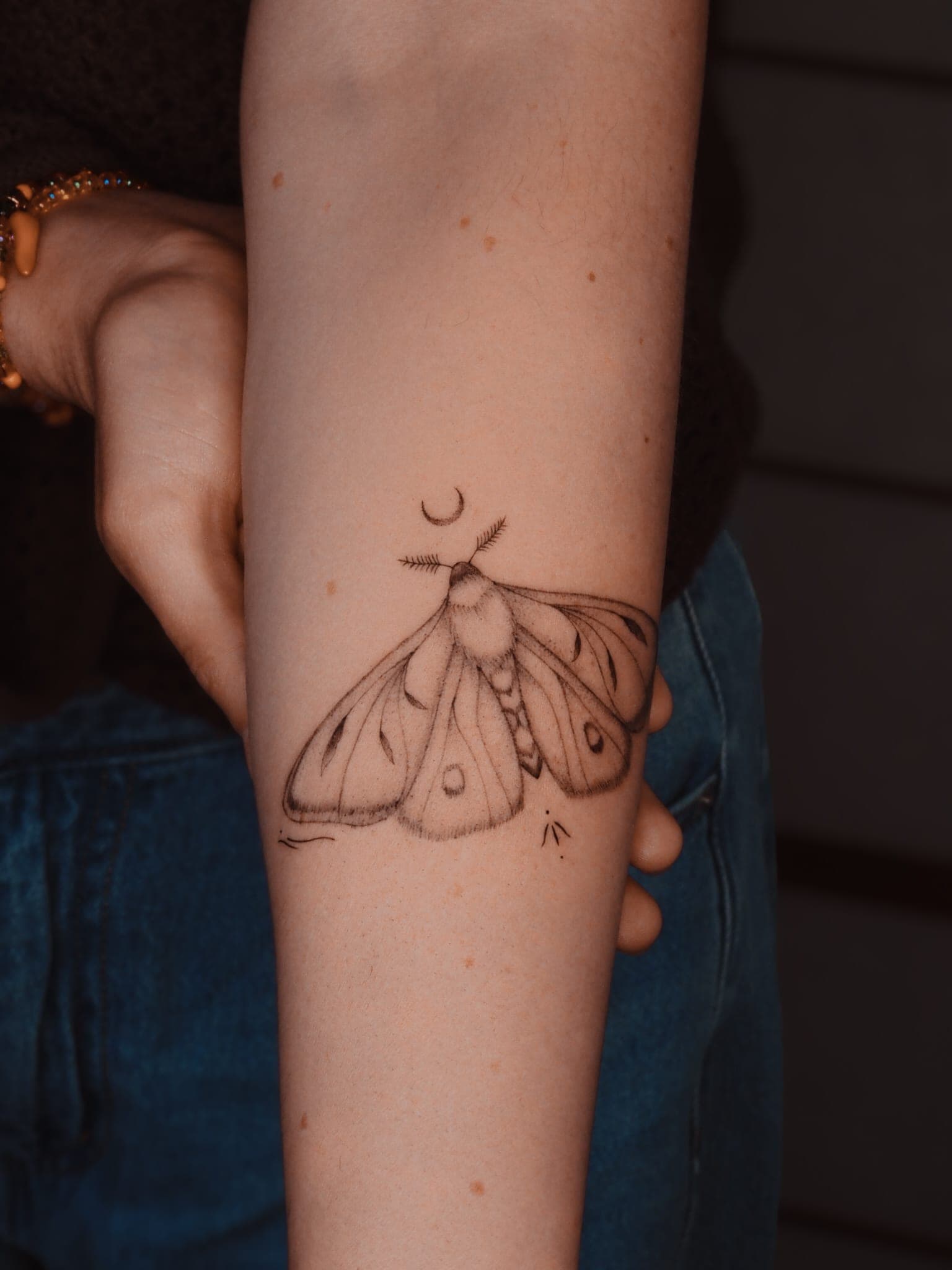 Moth – Fineline, Illustrativ von Cathi, Bloom at Night Köln