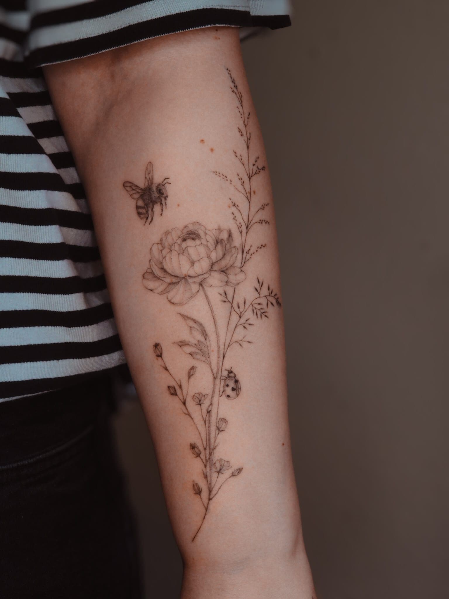 Rose and bee – Fineline, Illustrativ von Cathi, Bloom at Night Köln
