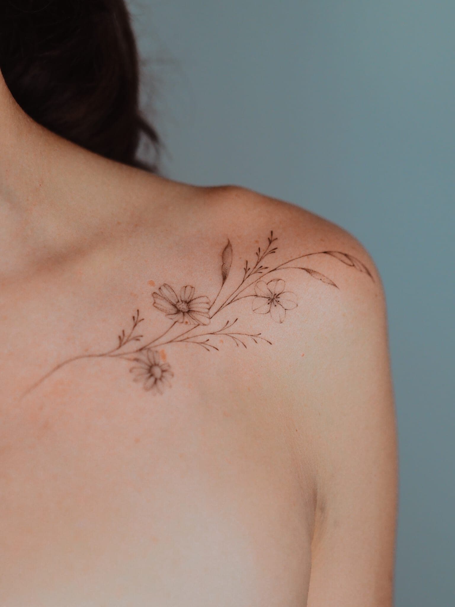 Small flowers – Fineline, Illustrativ, Mikrorealismus von Cathi, Bloom at Night Köln