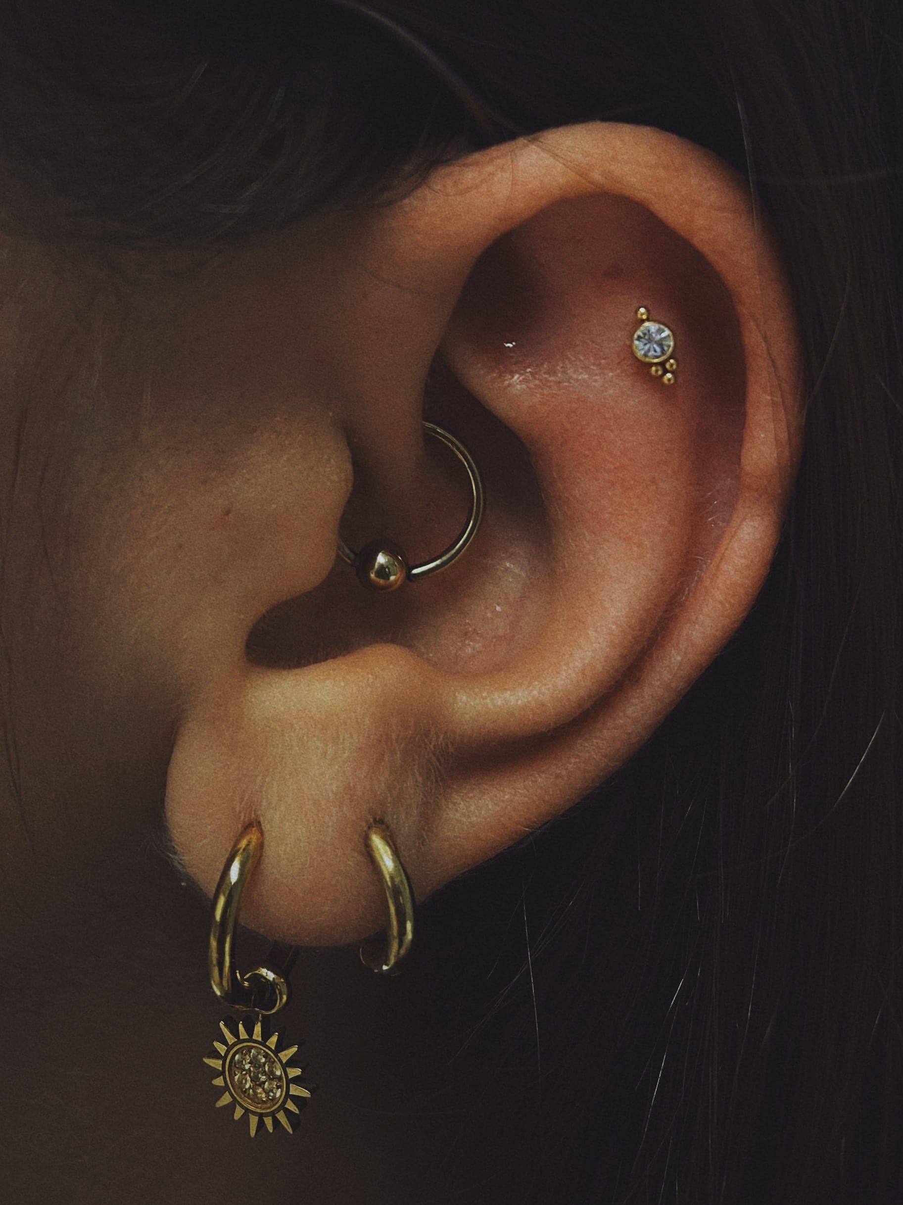 Helix & Daith – Piercings von Jenny, Bloom at Night Köln