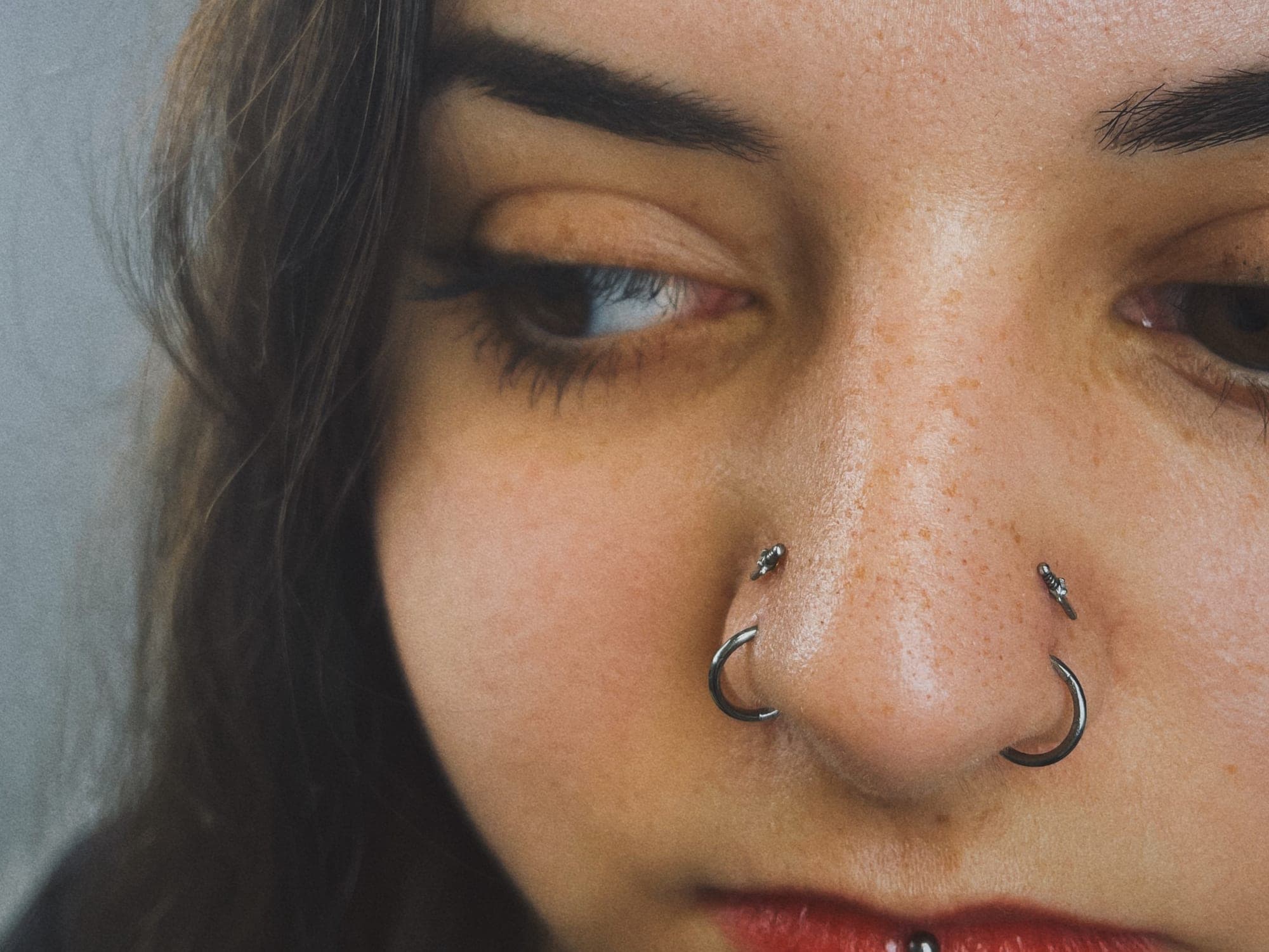 Doppeltes Nostril – Piercings von Jenny, Bloom at Night Köln