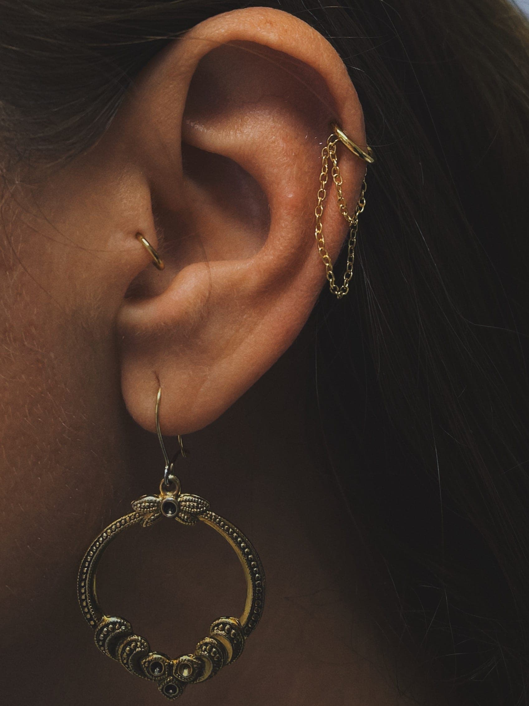 Helix mit Kette – Piercings von Jenny, Bloom at Night Köln
