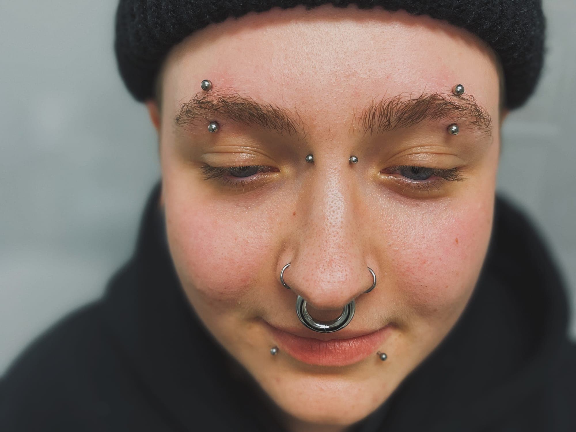 Eyebrow, Bridge & Septum – Piercings von Jenny, Bloom at Night Köln