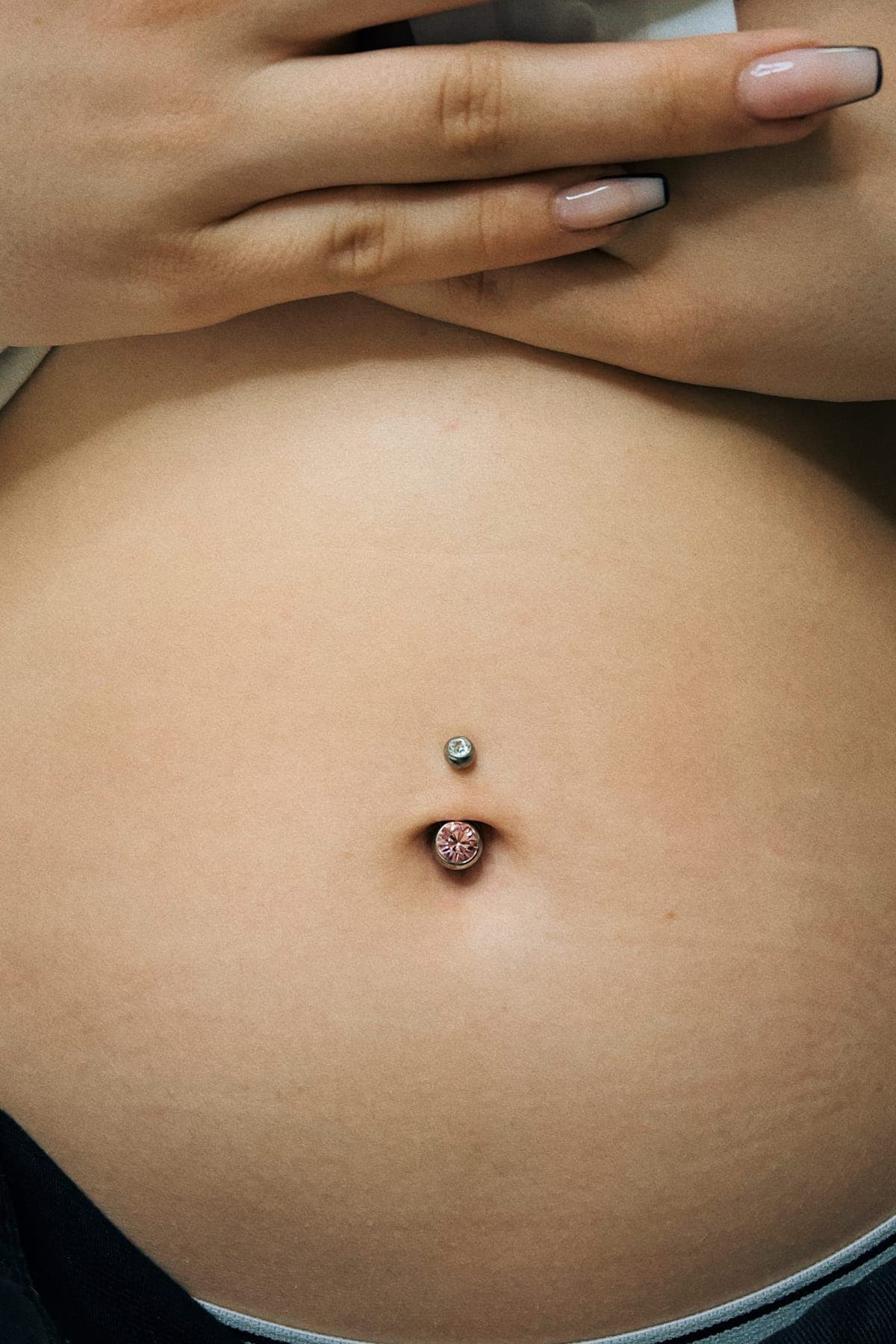 Bauchnabel II – Piercings von Jenny, Bloom at Night Köln