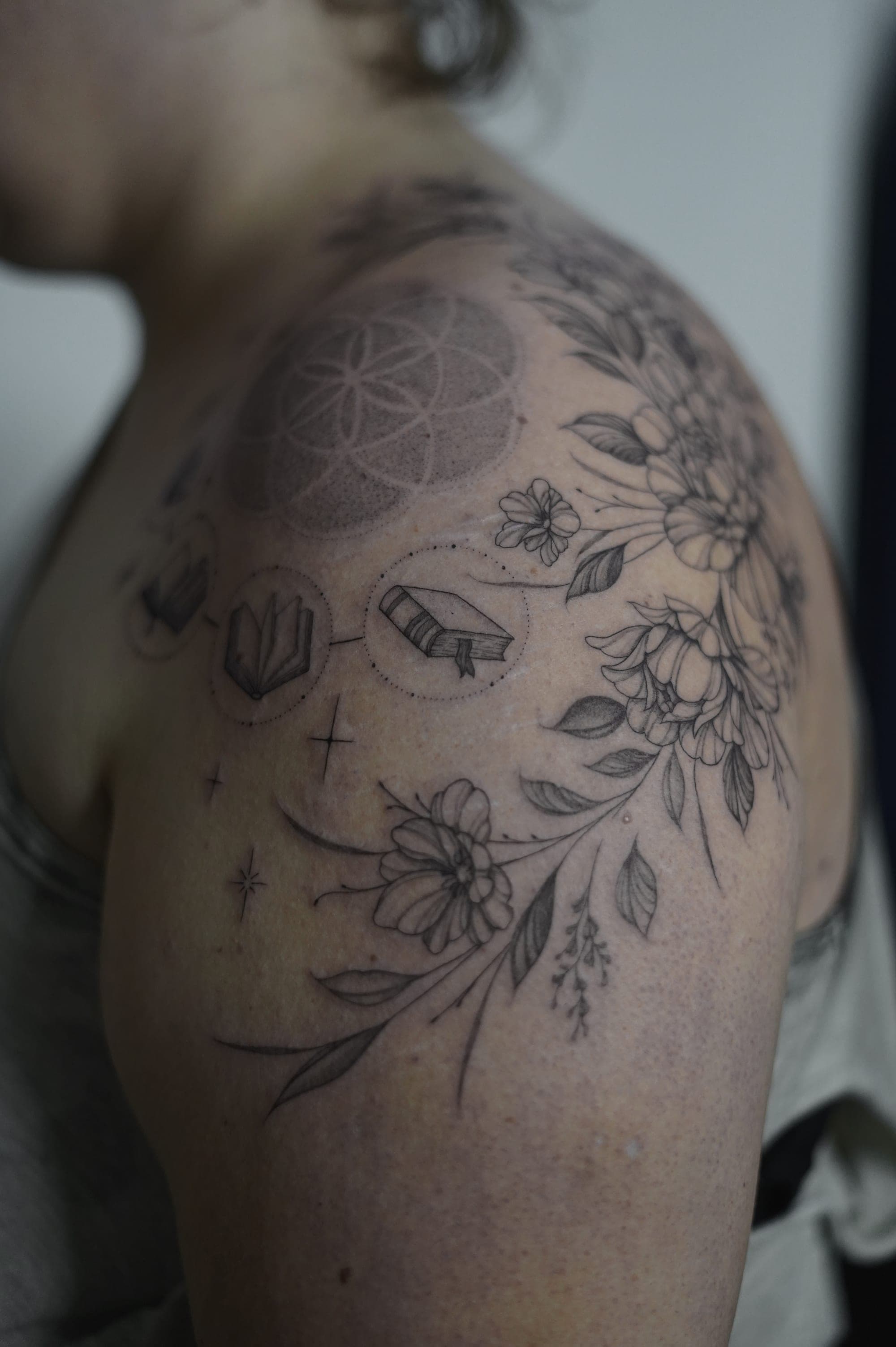 Floral Dotwork – Dotwork, Fineline, Illustrativ, Linework von Lena, Bloom at Night Köln