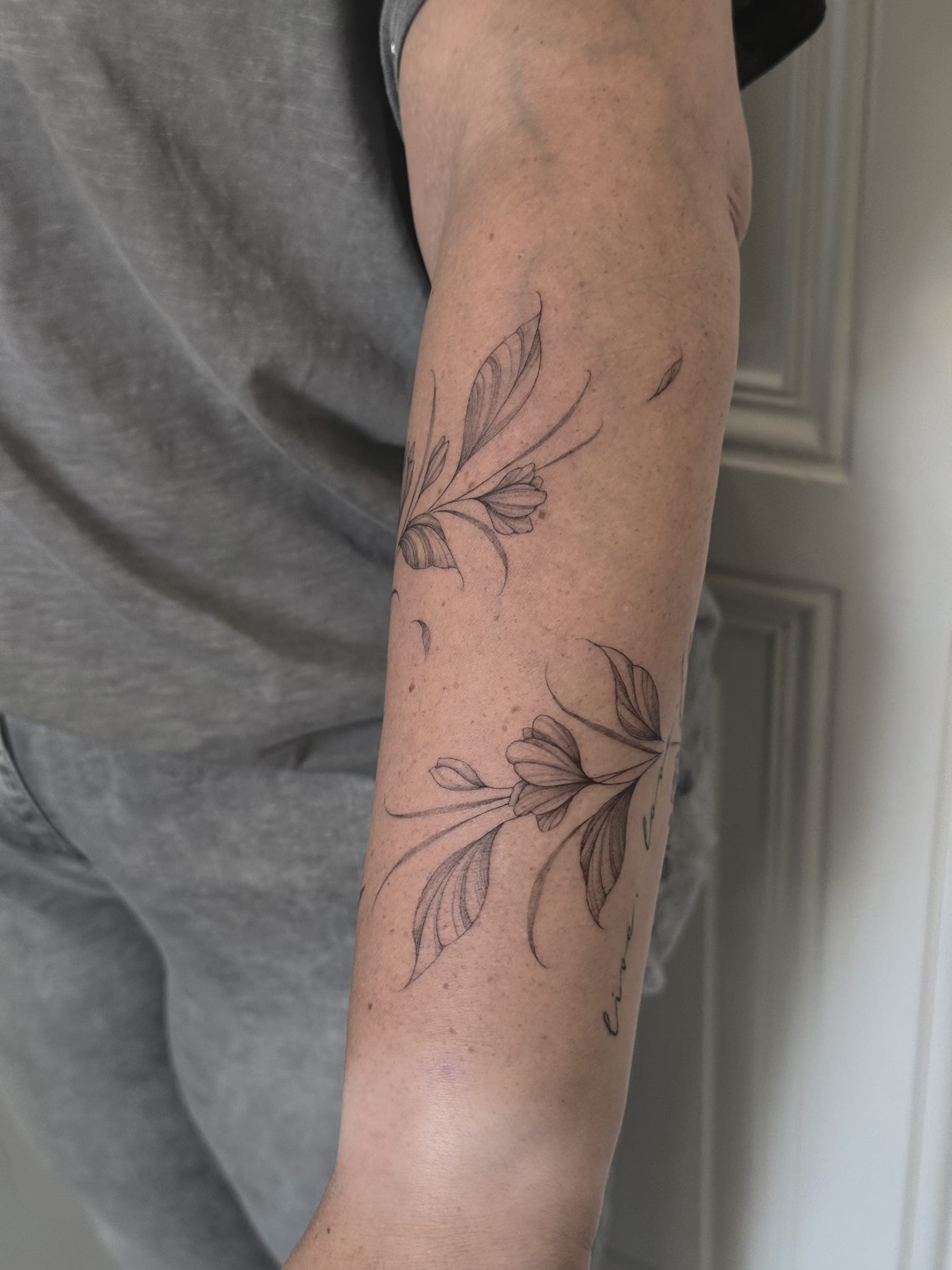 Fineline Floral 18 – Fineline, Illustrativ, Linework von Lena, Bloom at Night Köln