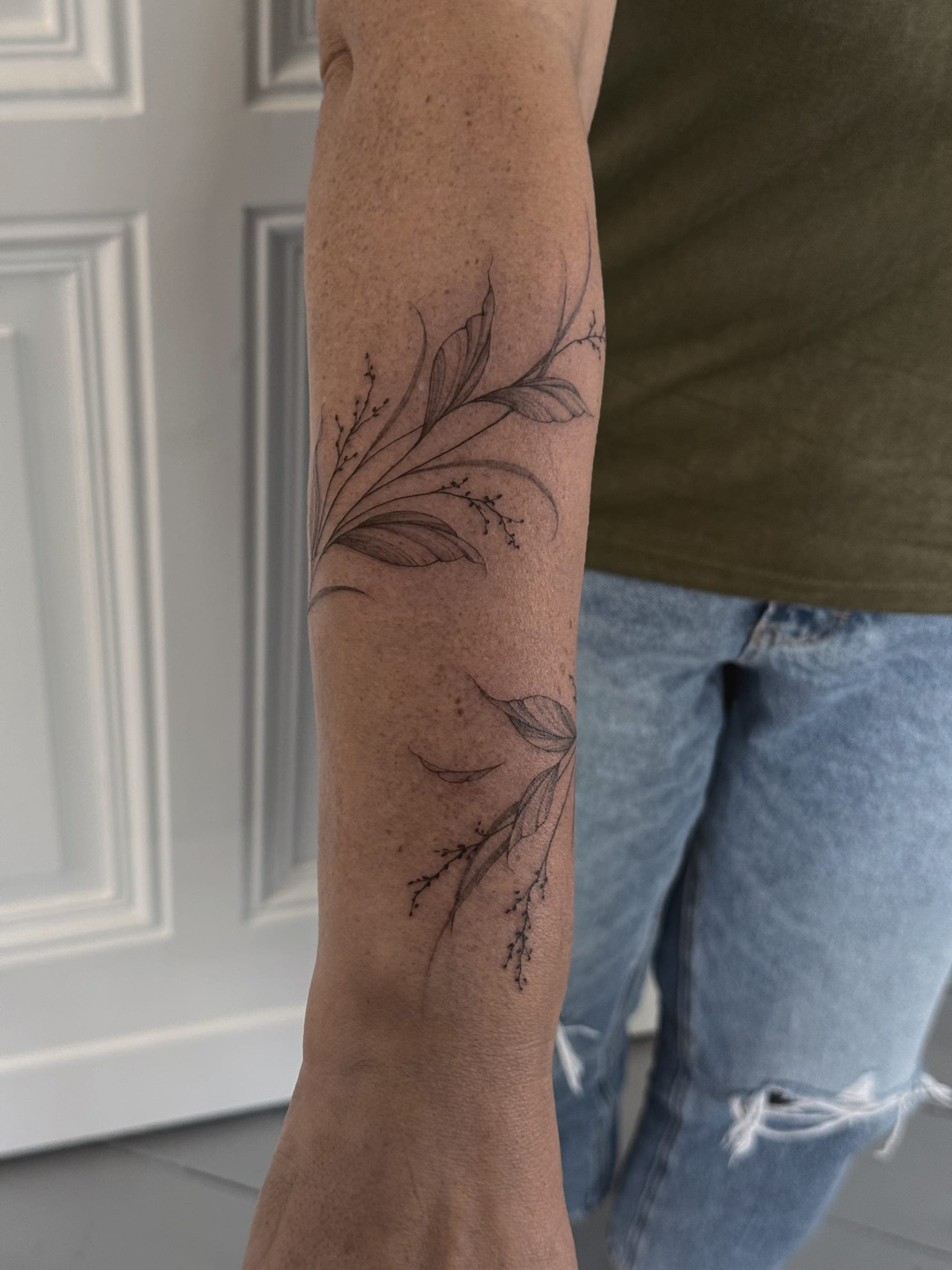 Fineline Floral 23 – Fineline, Illustrativ, Linework von Lena, Bloom at Night Köln