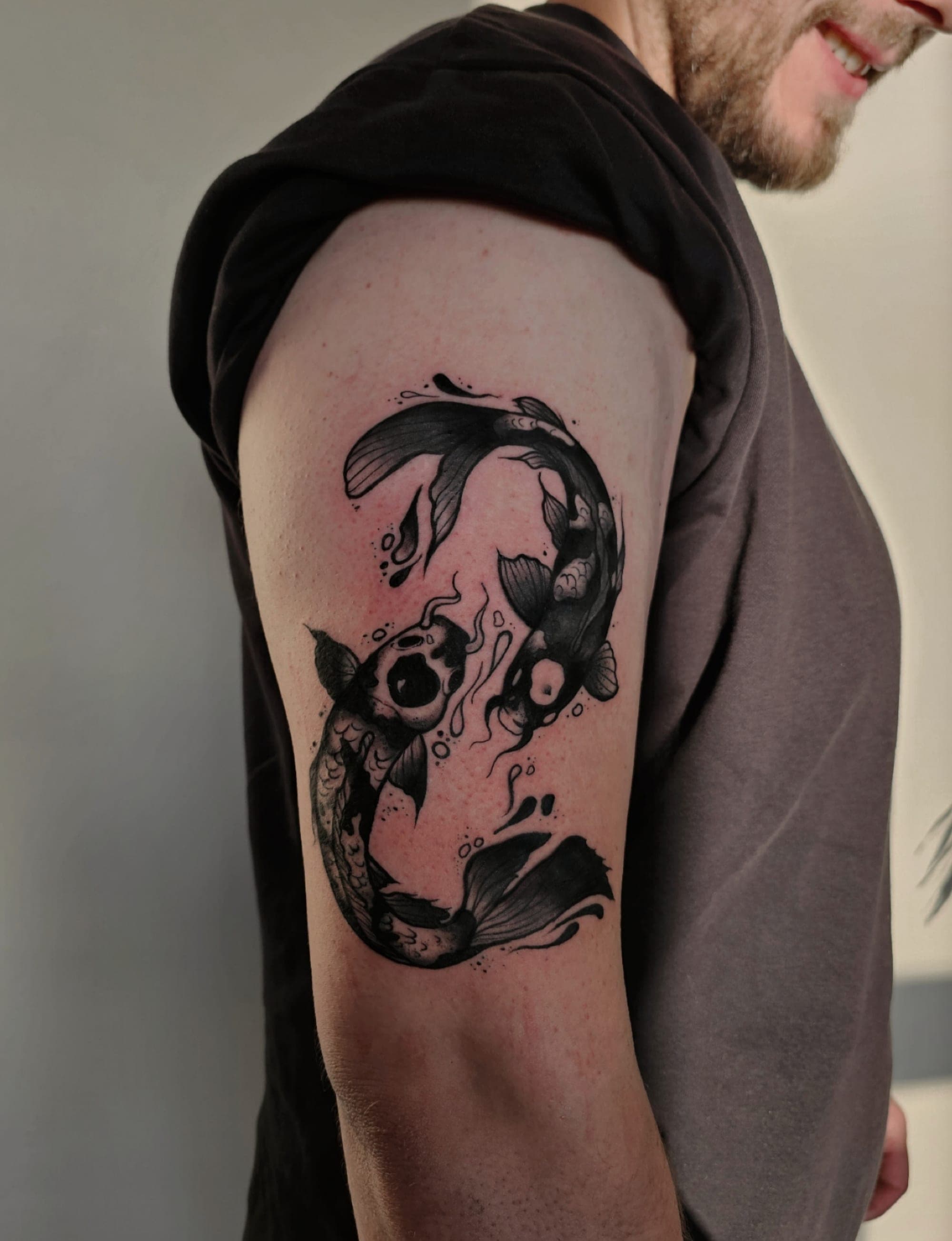 Kois – Blackwork, Illustrativ von Maya, Bloom at Night Köln