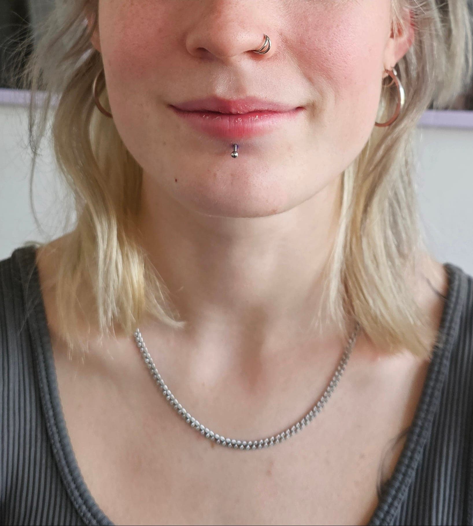 Labret Piercing – Piercings von Maya, Bloom at Night Köln