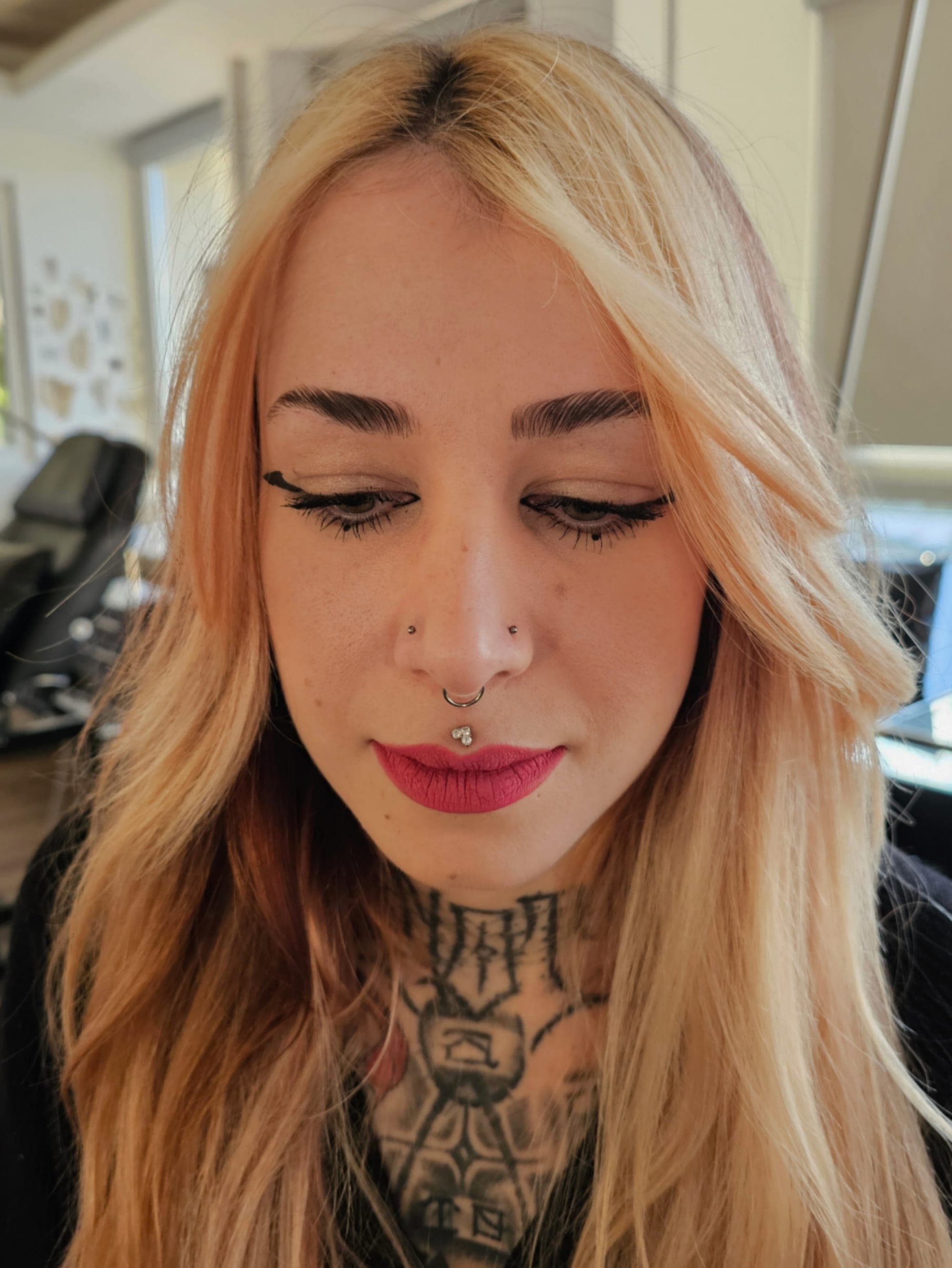 Symmetrisches Nostril – Piercings von Maya, Bloom at Night Köln