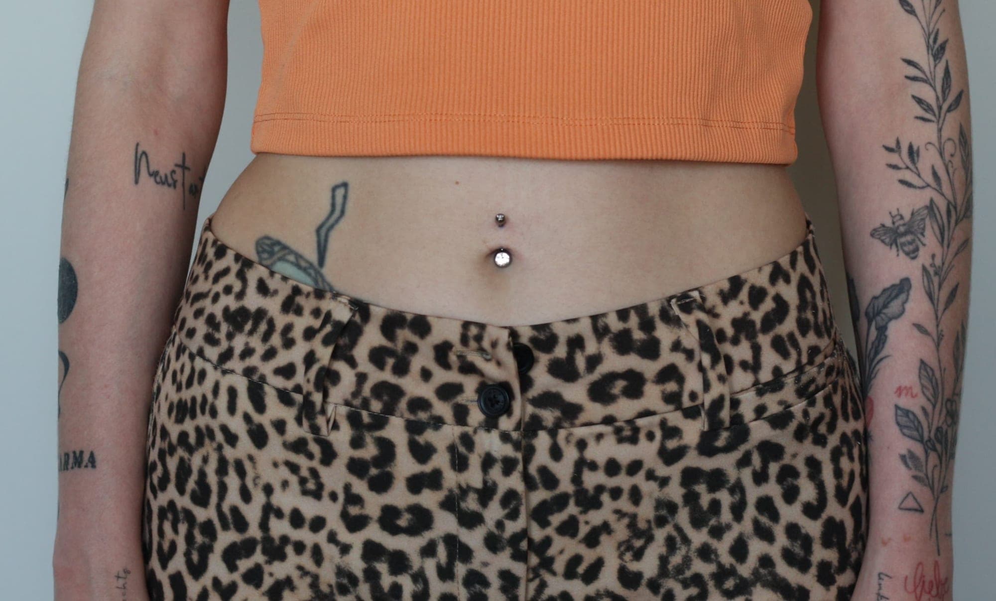 Bauchnabel Piercing – Piercings von Maya, Bloom at Night Köln