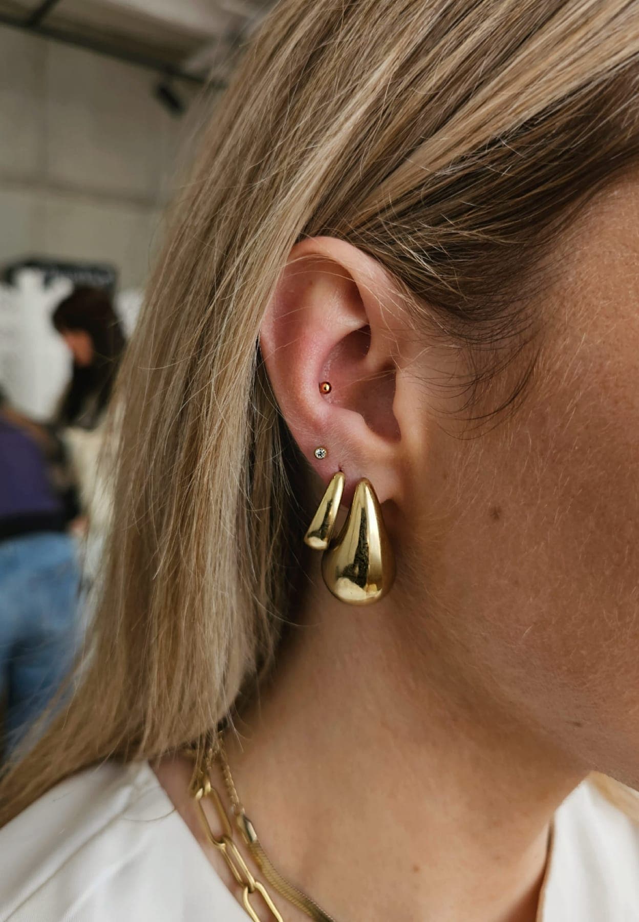 Lobe & Conch – Piercings von Maya, Bloom at Night Köln