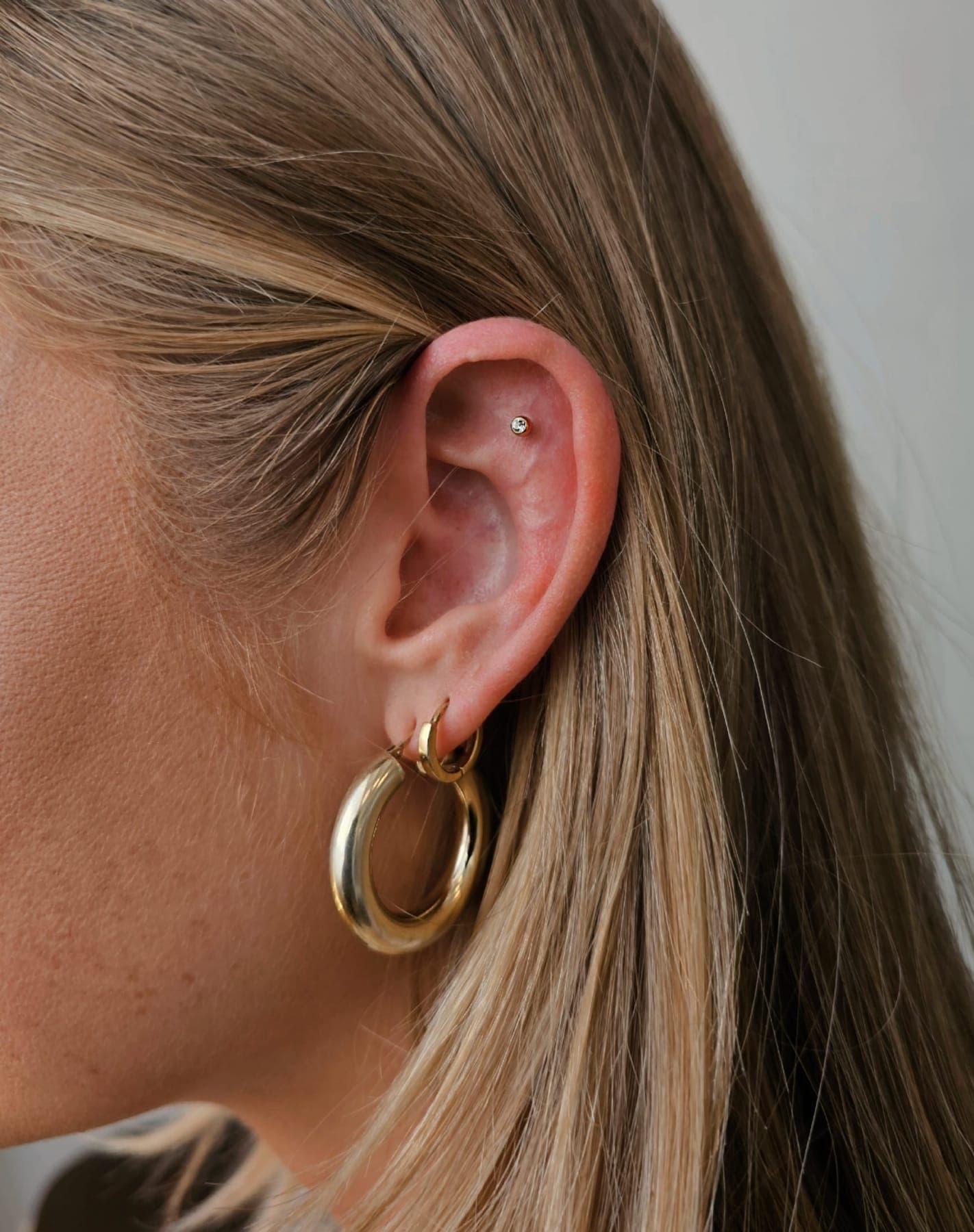 Flat Piercing Gold – Piercings von Maya, Bloom at Night Köln