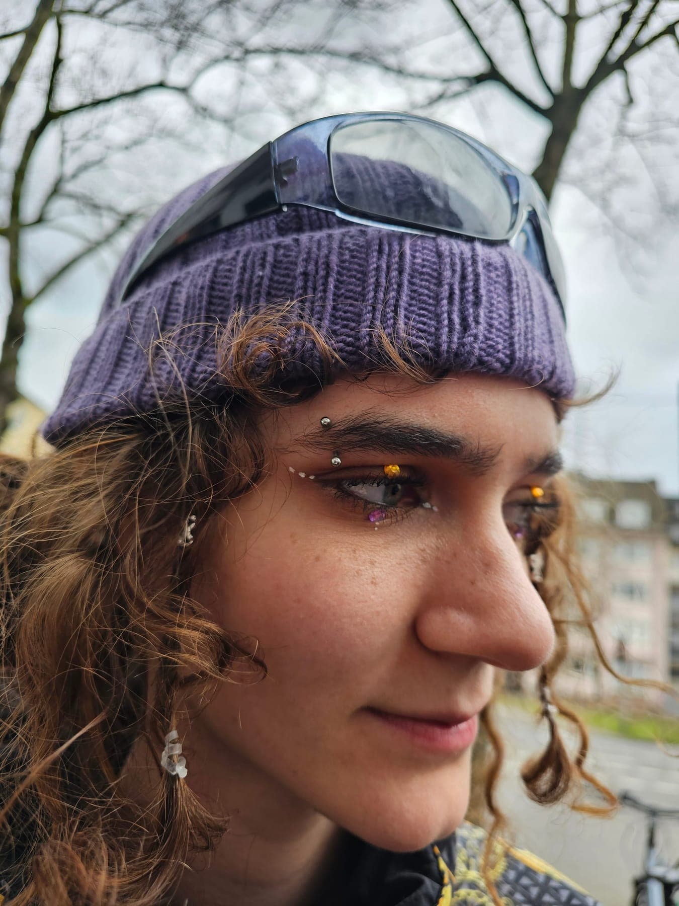 Augenbrauen Piercing – Piercings von Maya, Bloom at Night Köln