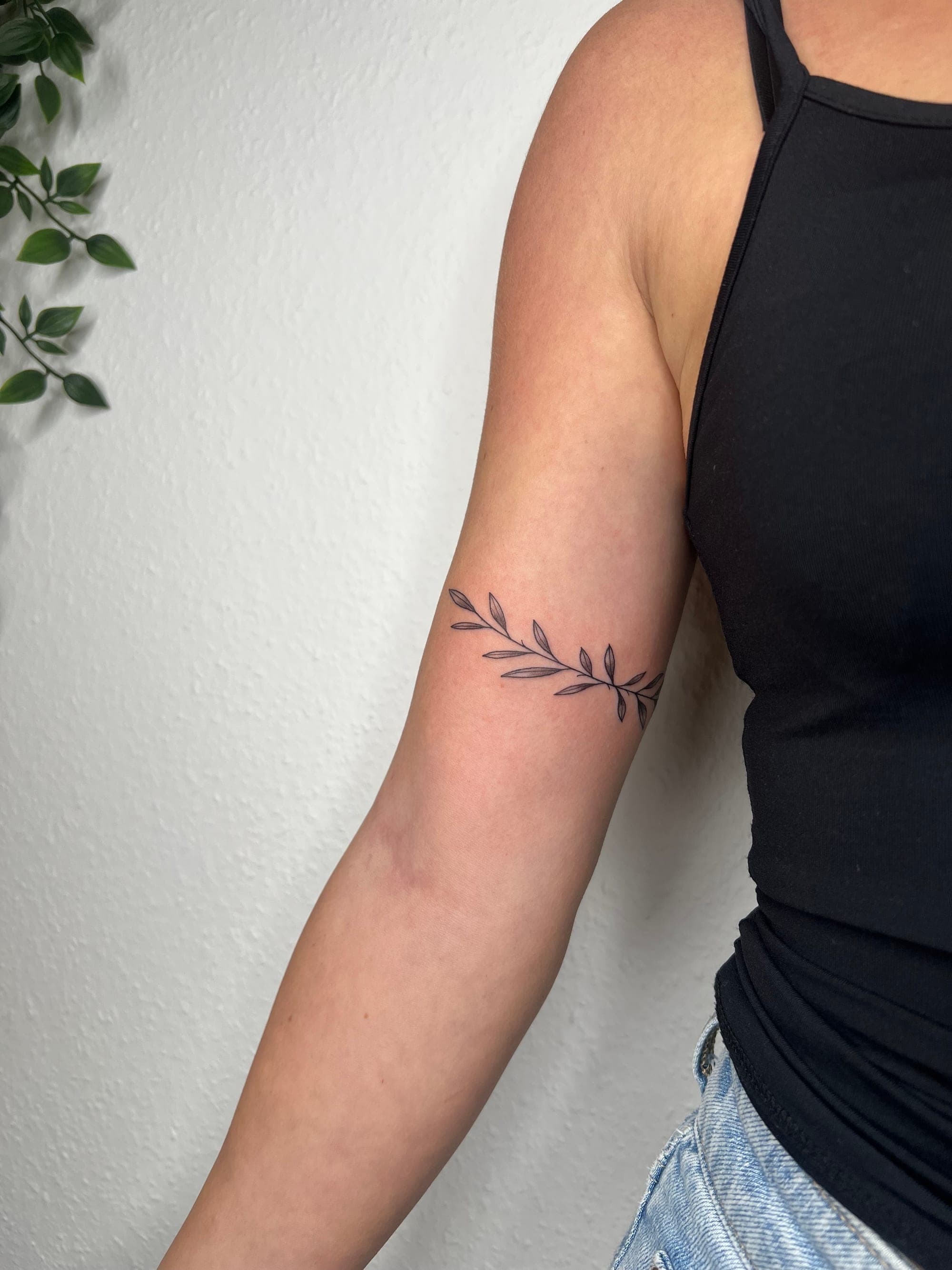 Blätterranke Oberarm – Linework von Mira, Bloom at Night Köln