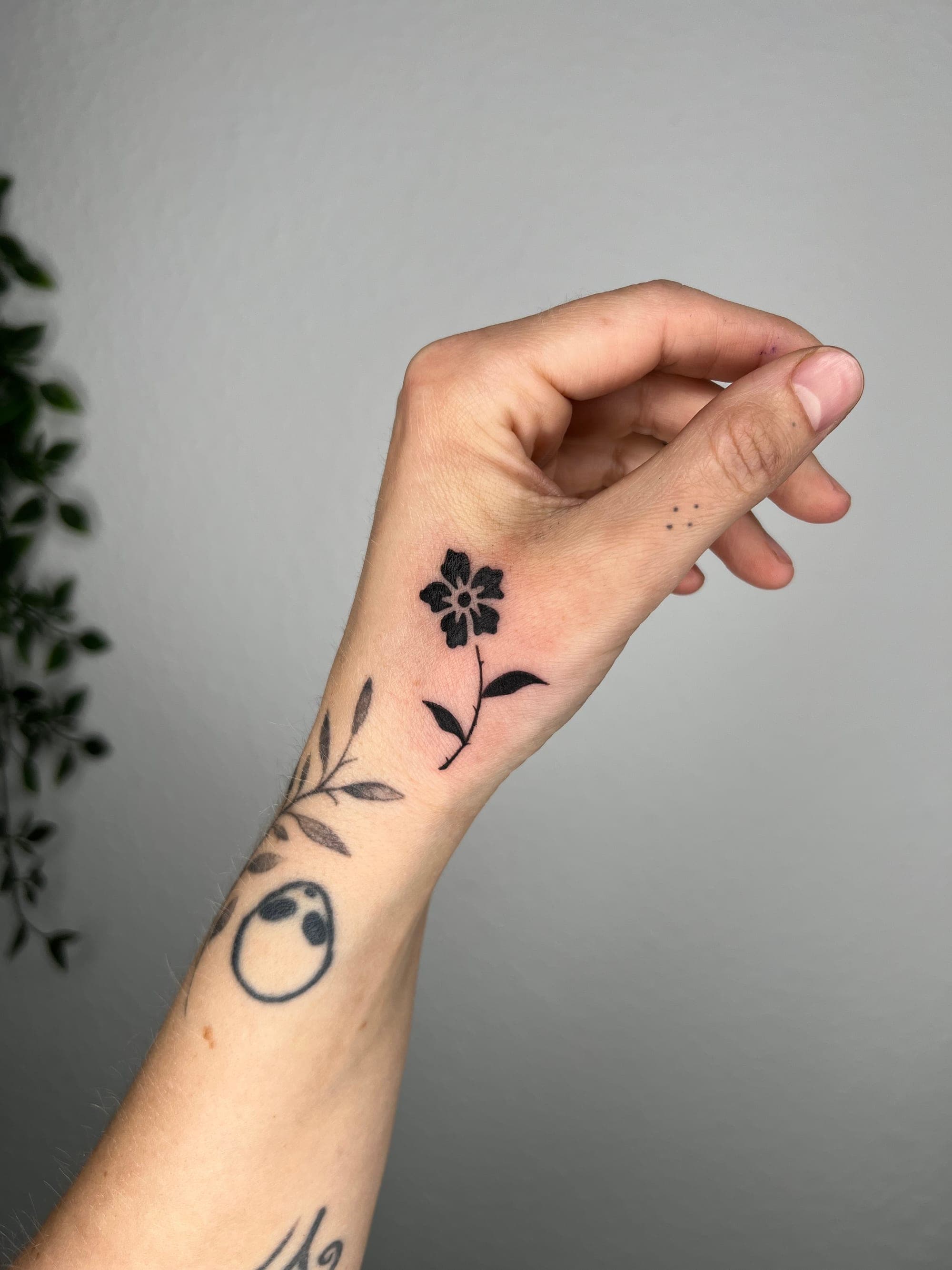 Blume Handtattoo – Blackwork, Linework von Mira, Bloom at Night Köln
