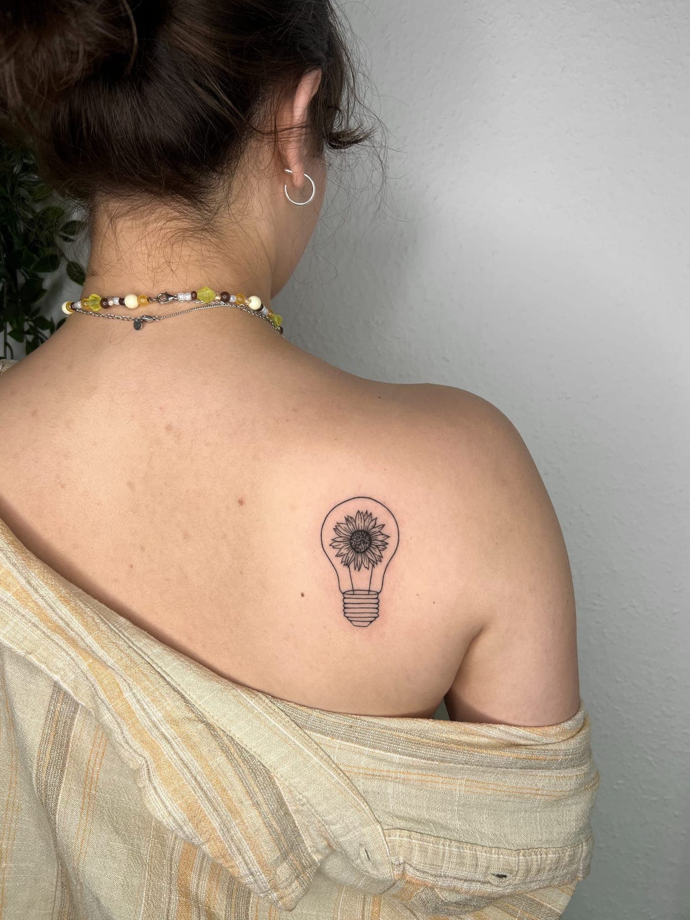 Glühbirne mit Sonnenblume – Linework von Mira, Bloom at Night Köln