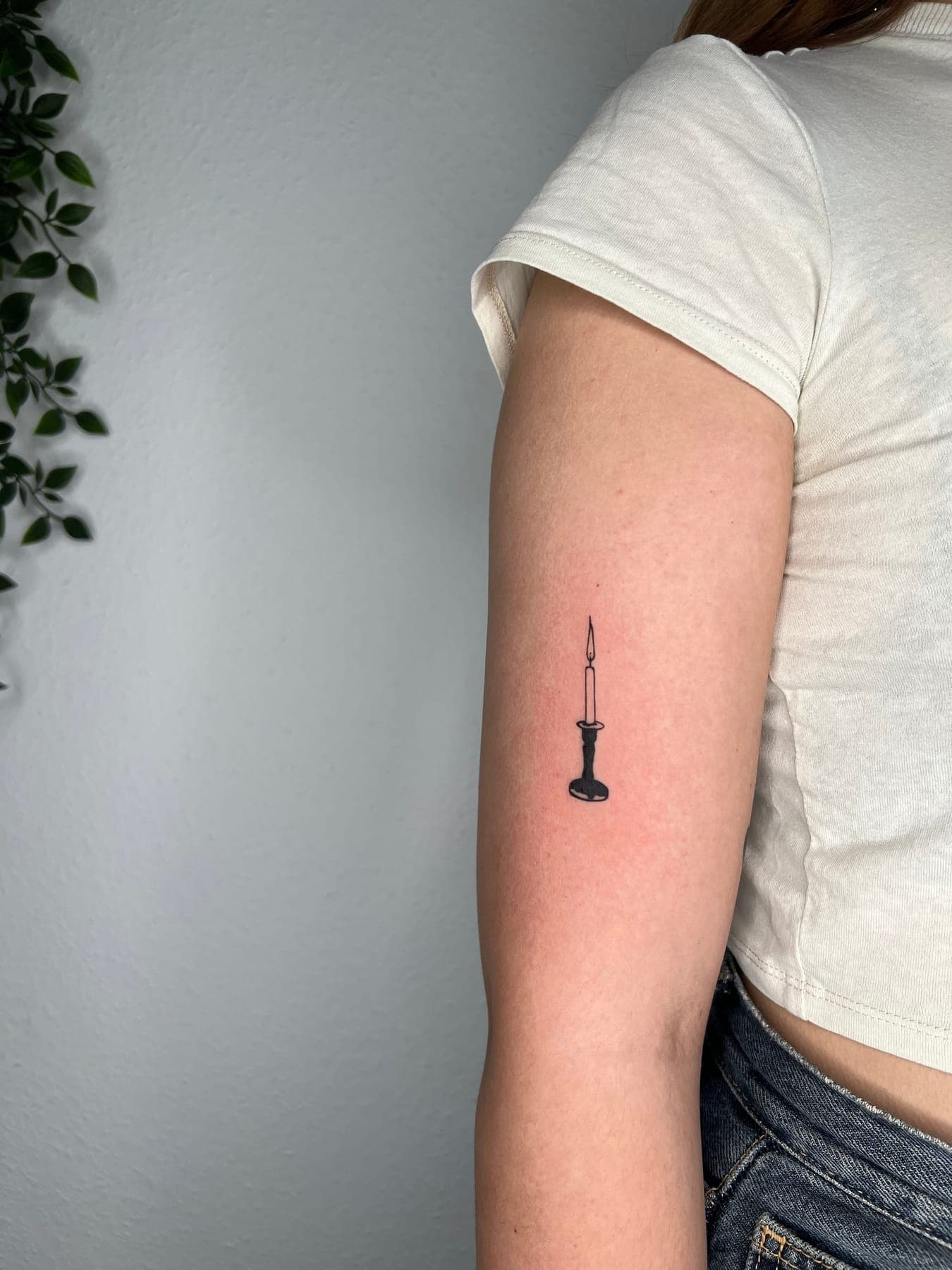 Kleine Kerze – Blackwork, Linework von Mira, Bloom at Night Köln