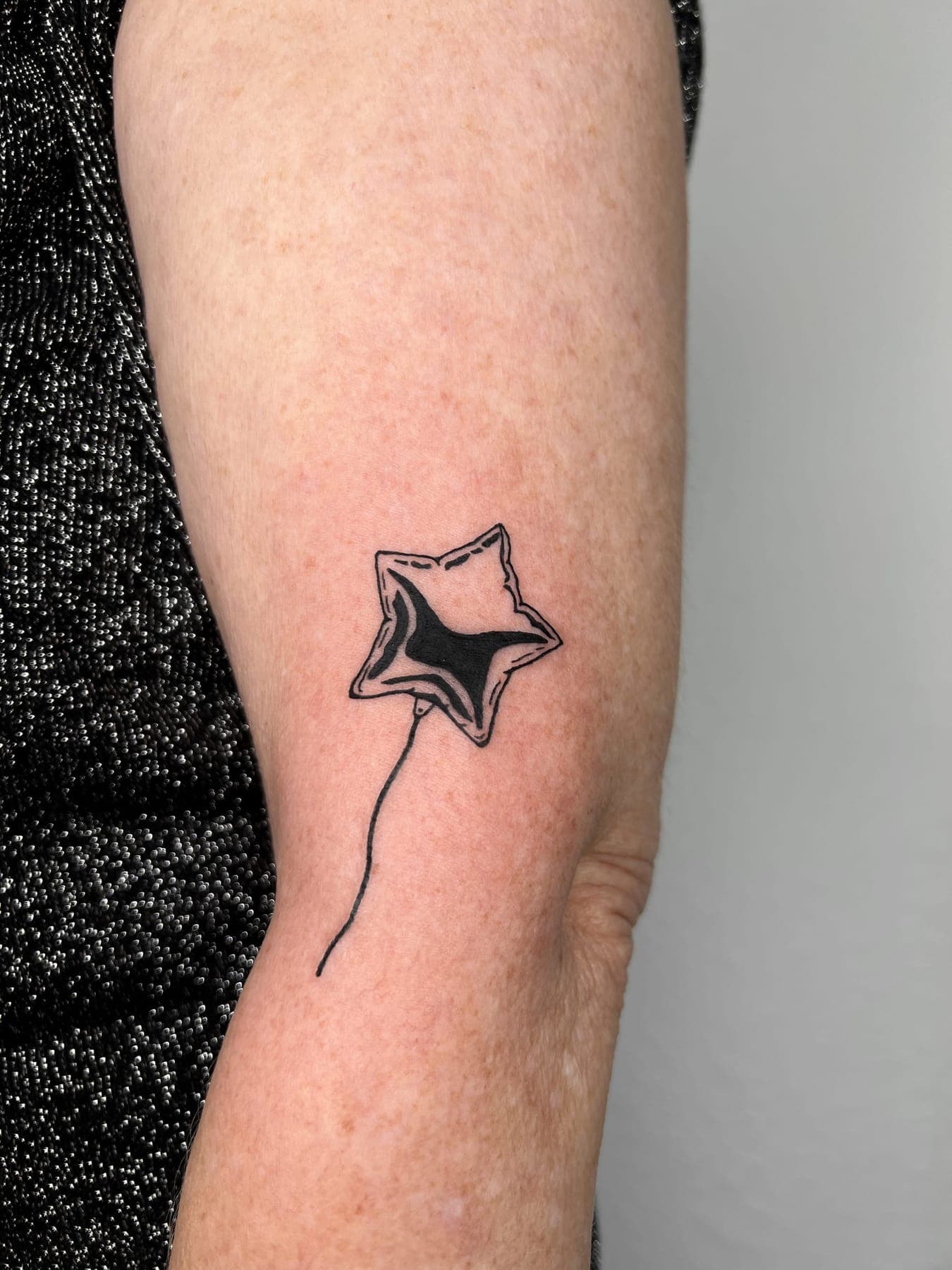 Luftballon – Blackwork, Linework von Mira, Bloom at Night Köln
