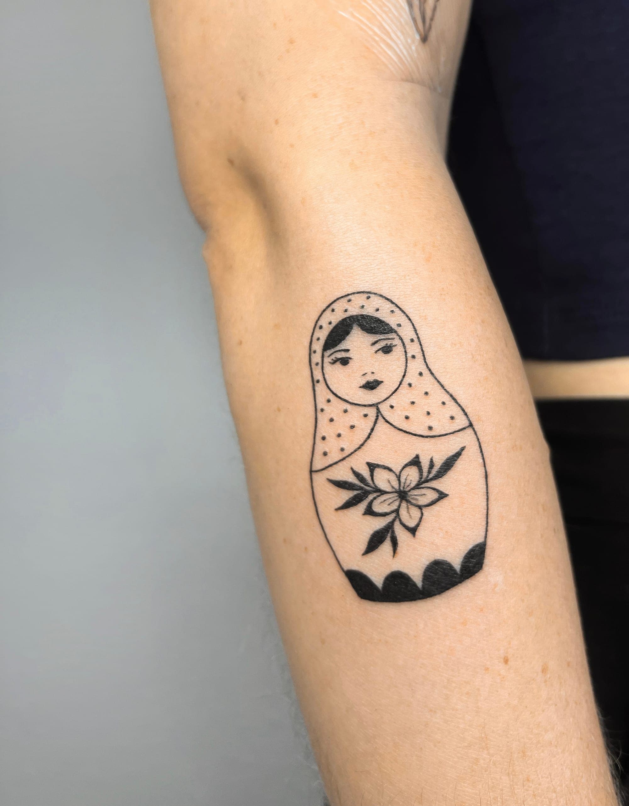 Matrjoschka – Blackwork, Linework von Mira, Bloom at Night Köln