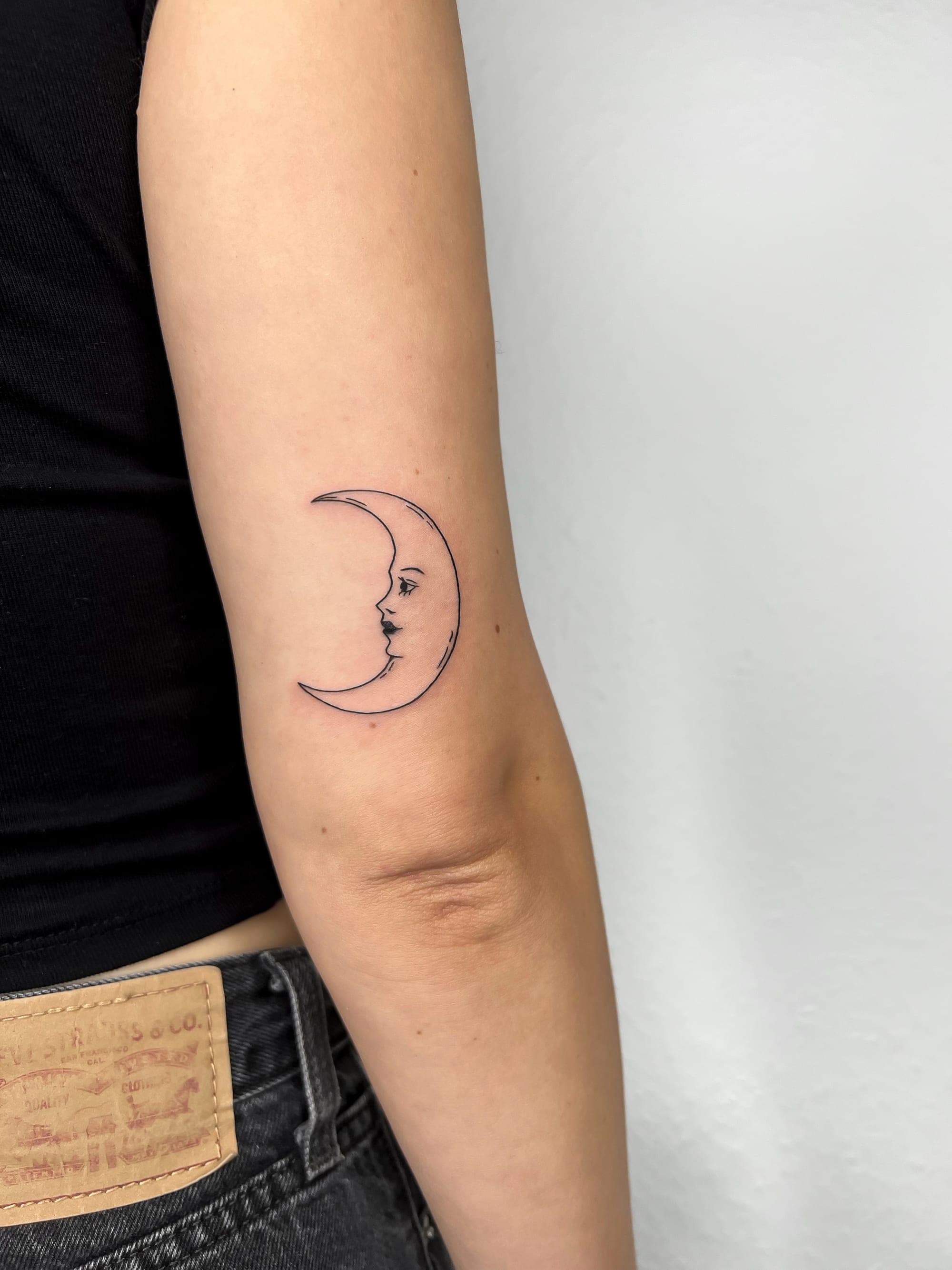 Mond mit Gesicht – Fineline, Linework von Mira, Bloom at Night Köln