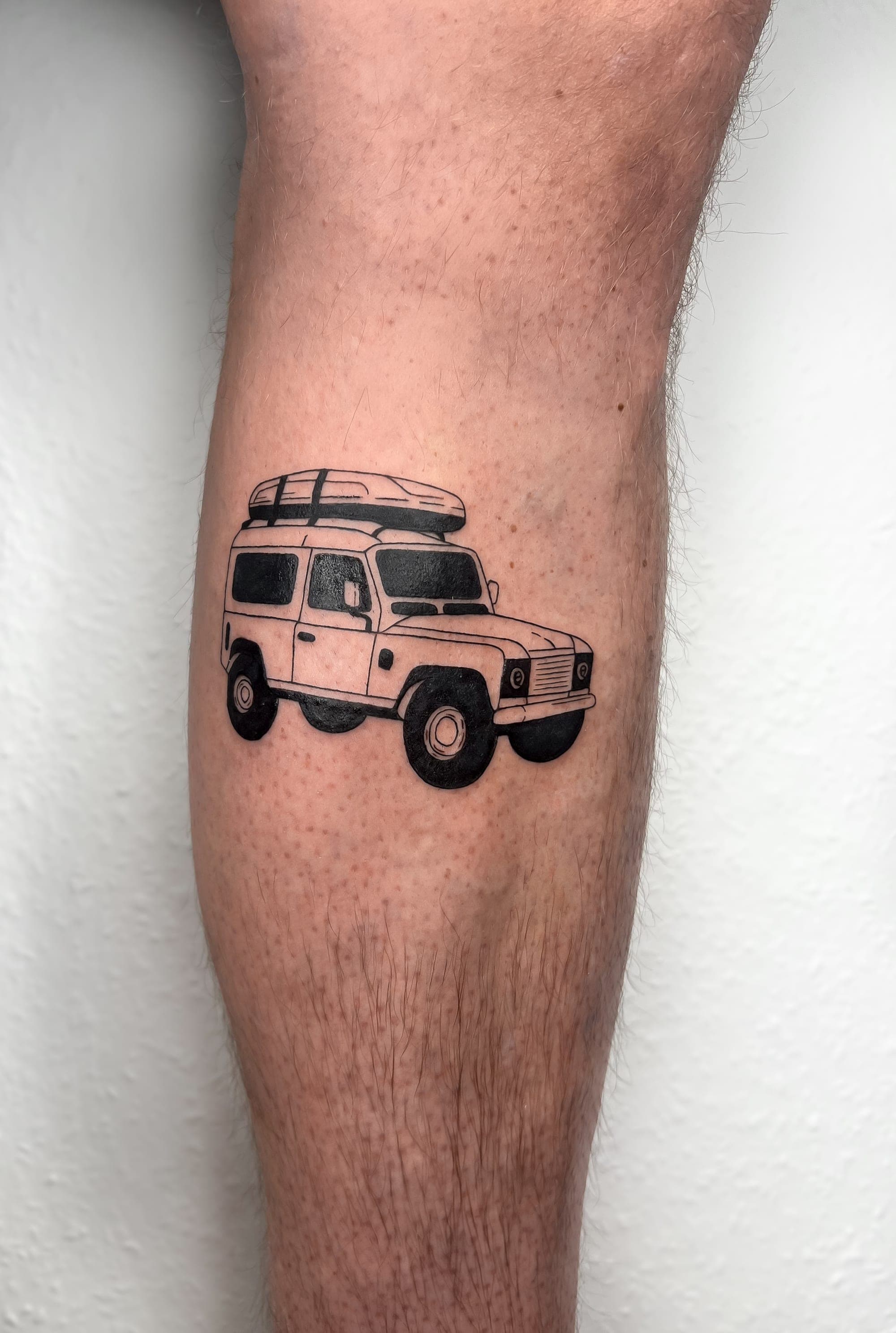 Range Rover – Blackwork, Linework von Mira, Bloom at Night Köln