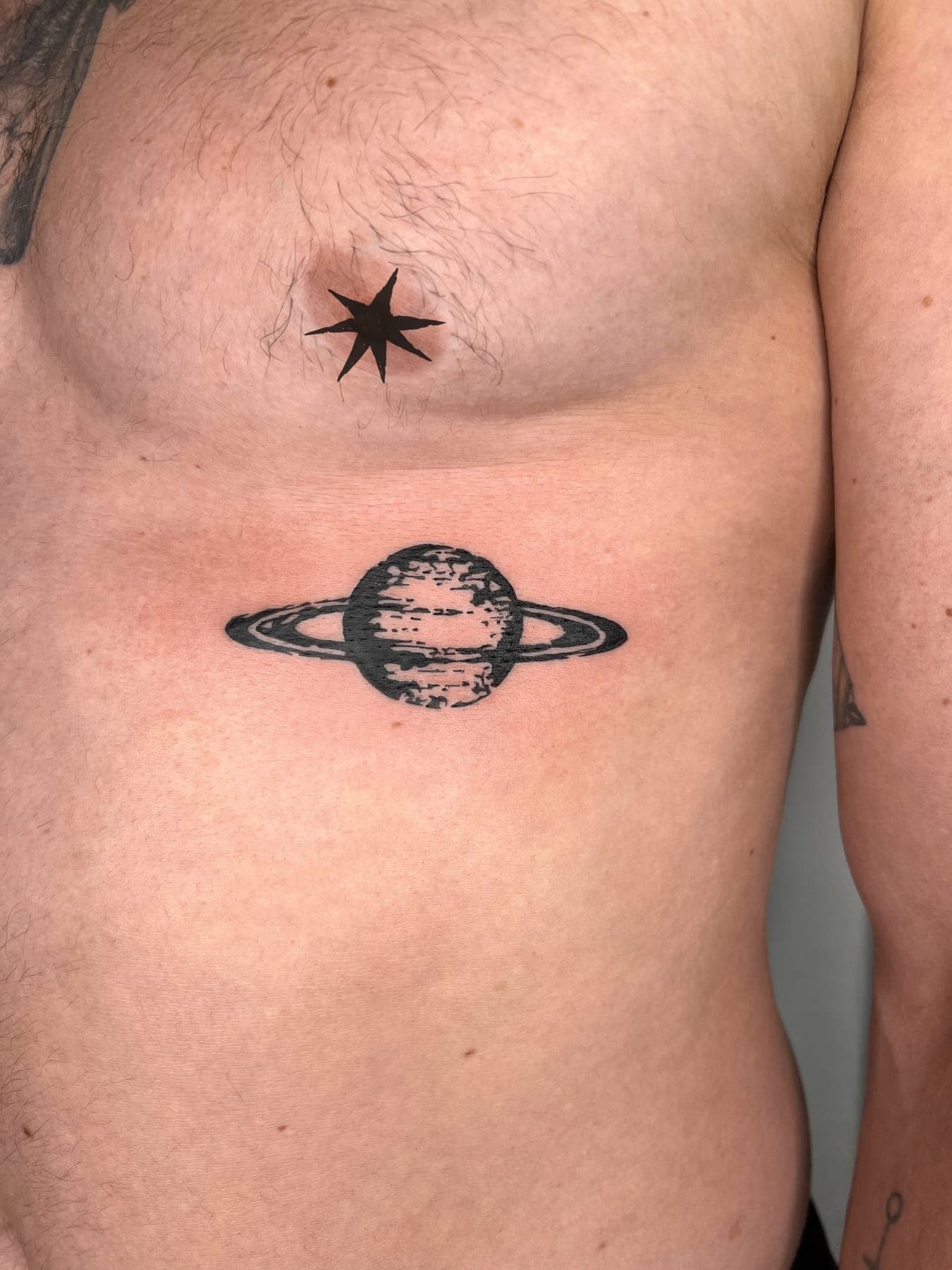 Saturn – Blackwork, Illustrativ von Mira, Bloom at Night Köln