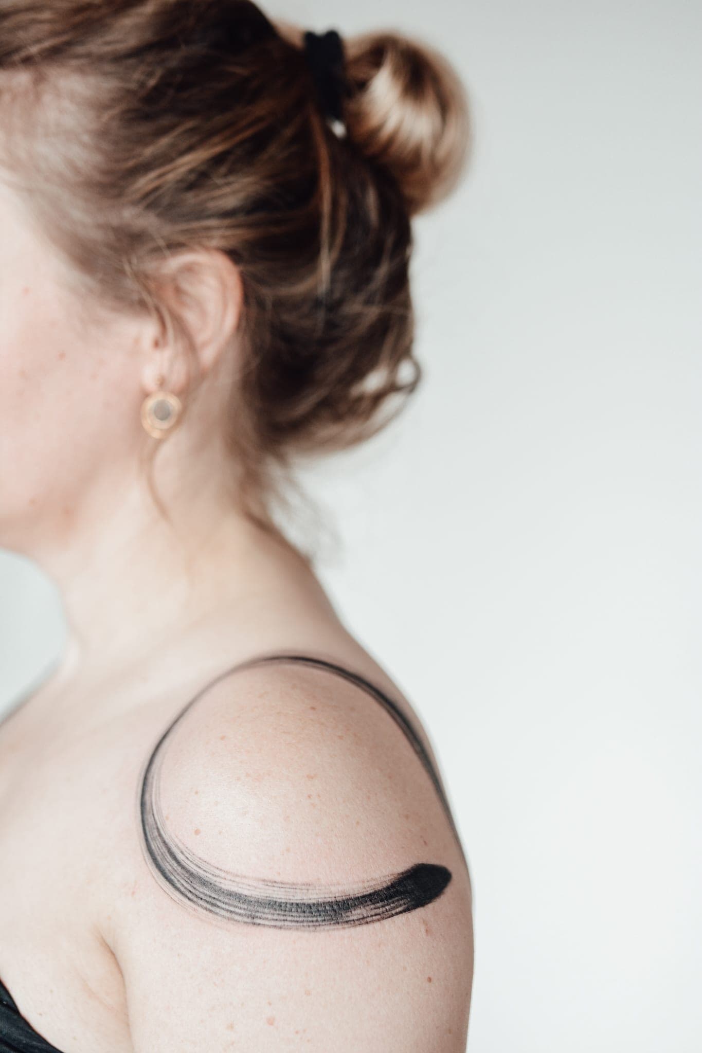 Brush in Shoulder – Brushstrokes von Natalie, Bloom at Night Köln