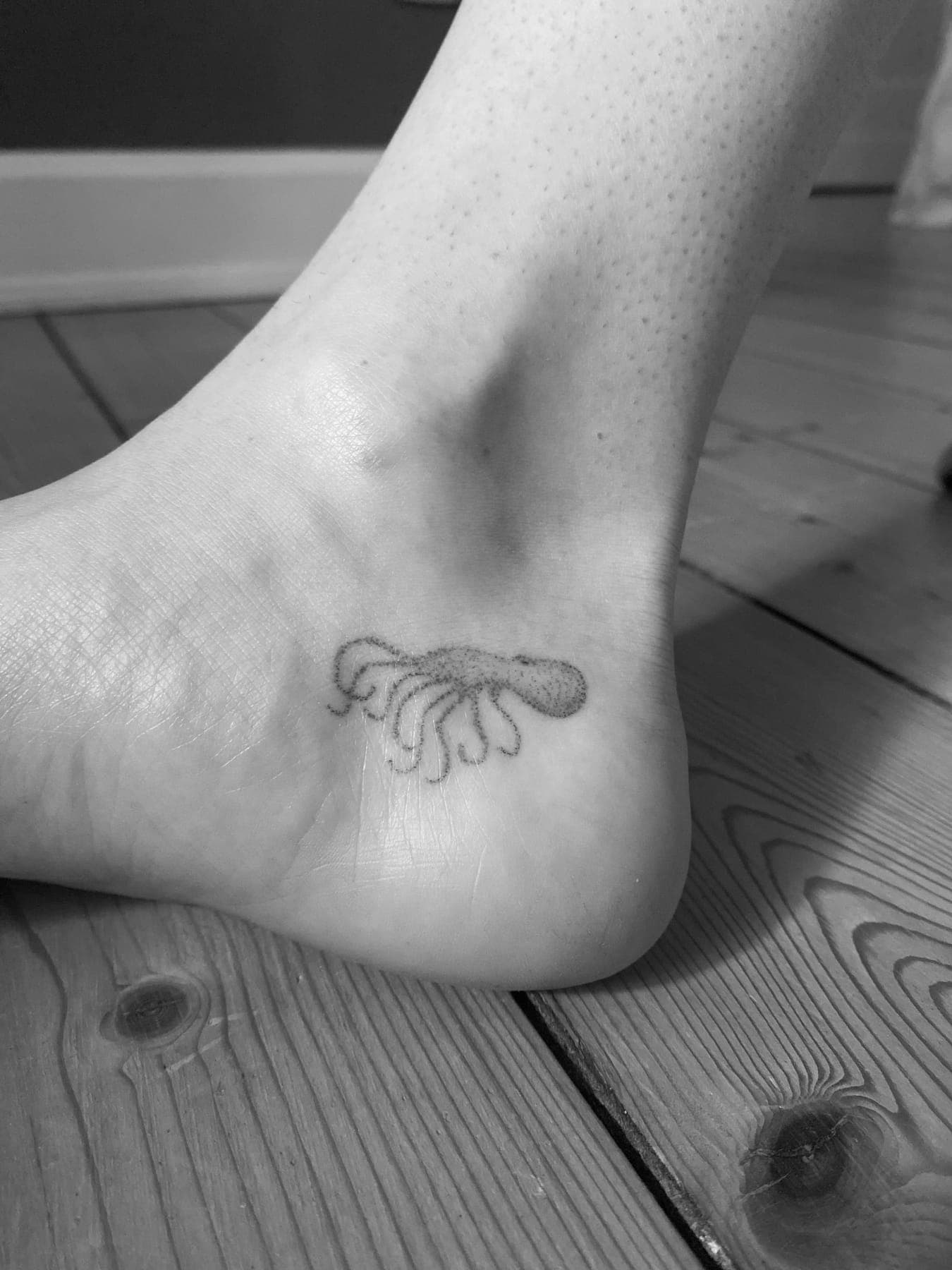 Handpoke 1 – Handpoke von Patricia, Bloom at Night Köln