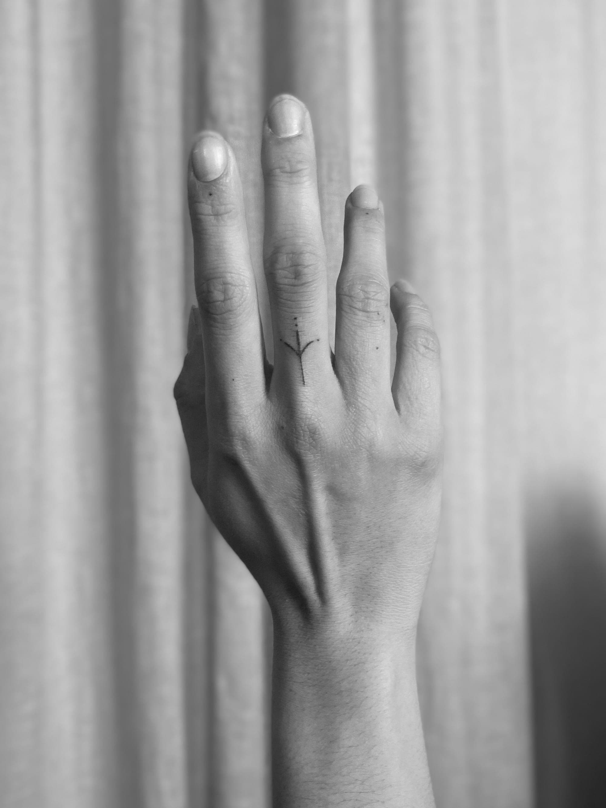 Handpoke 3 – Handpoke von Patricia, Bloom at Night Köln