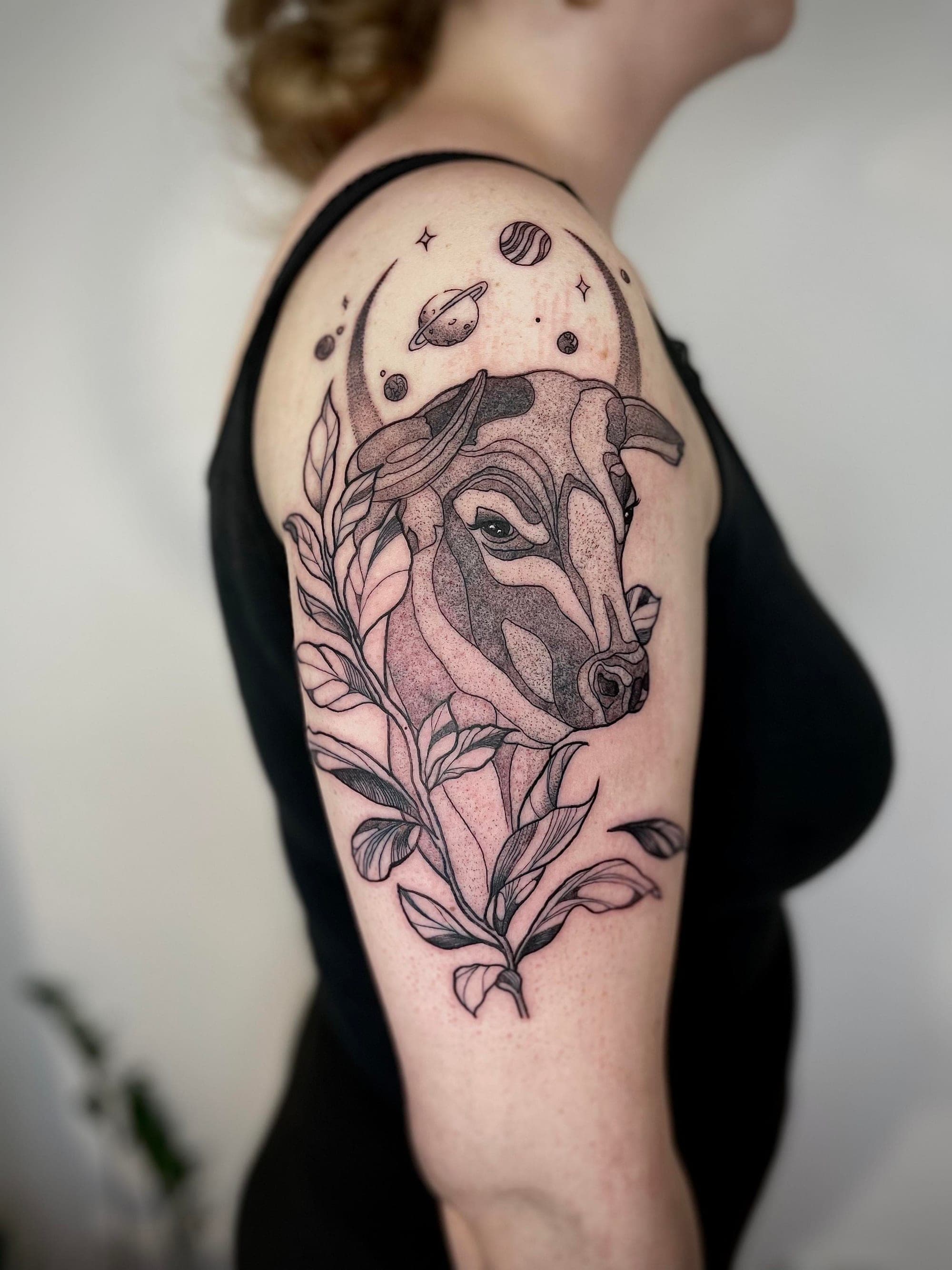 Stier – Dotwork, Linework von Sarah, Bloom at Night Köln
