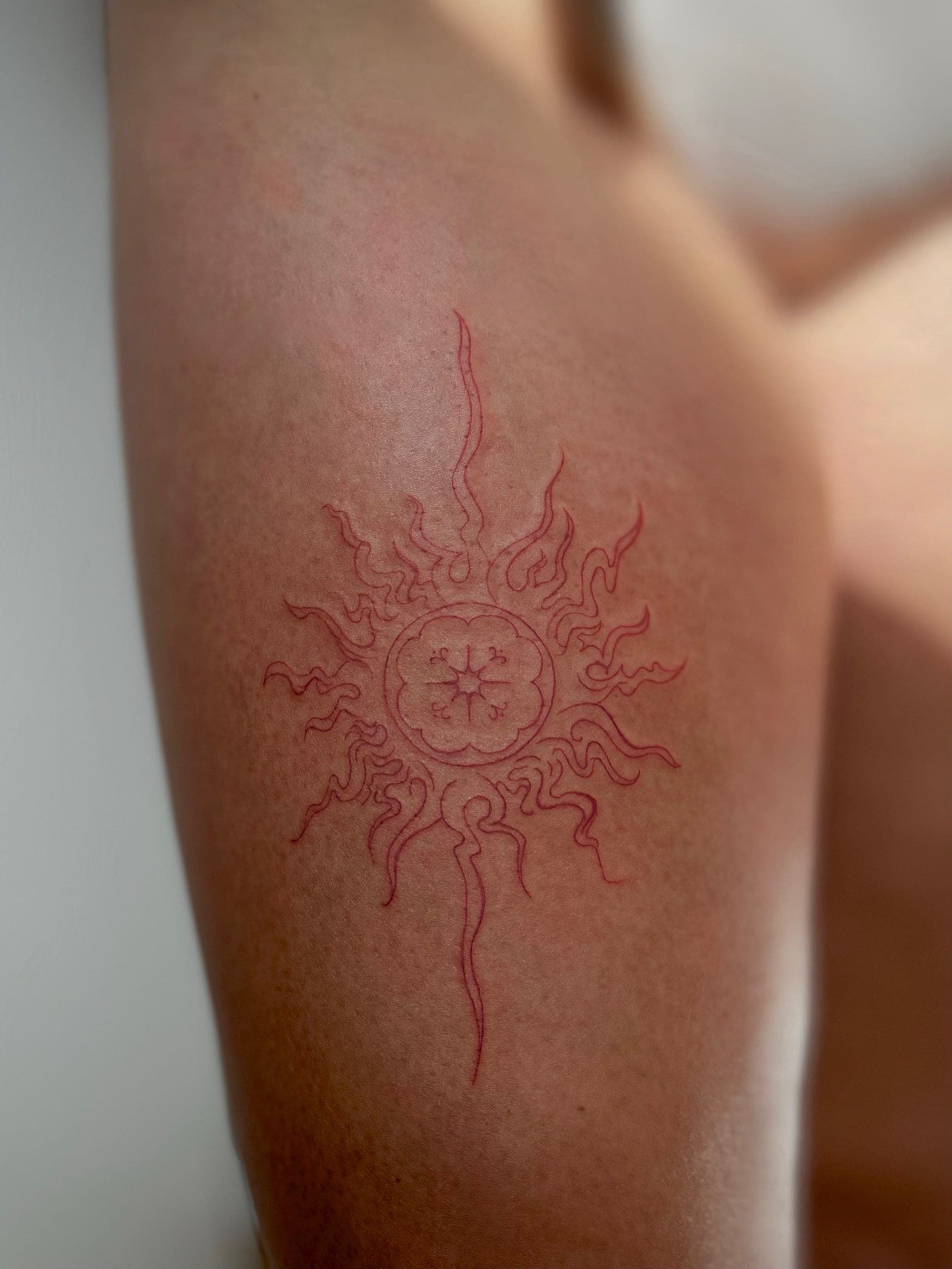Sonne – Abstract, Linework von Sarah, Bloom at Night Köln