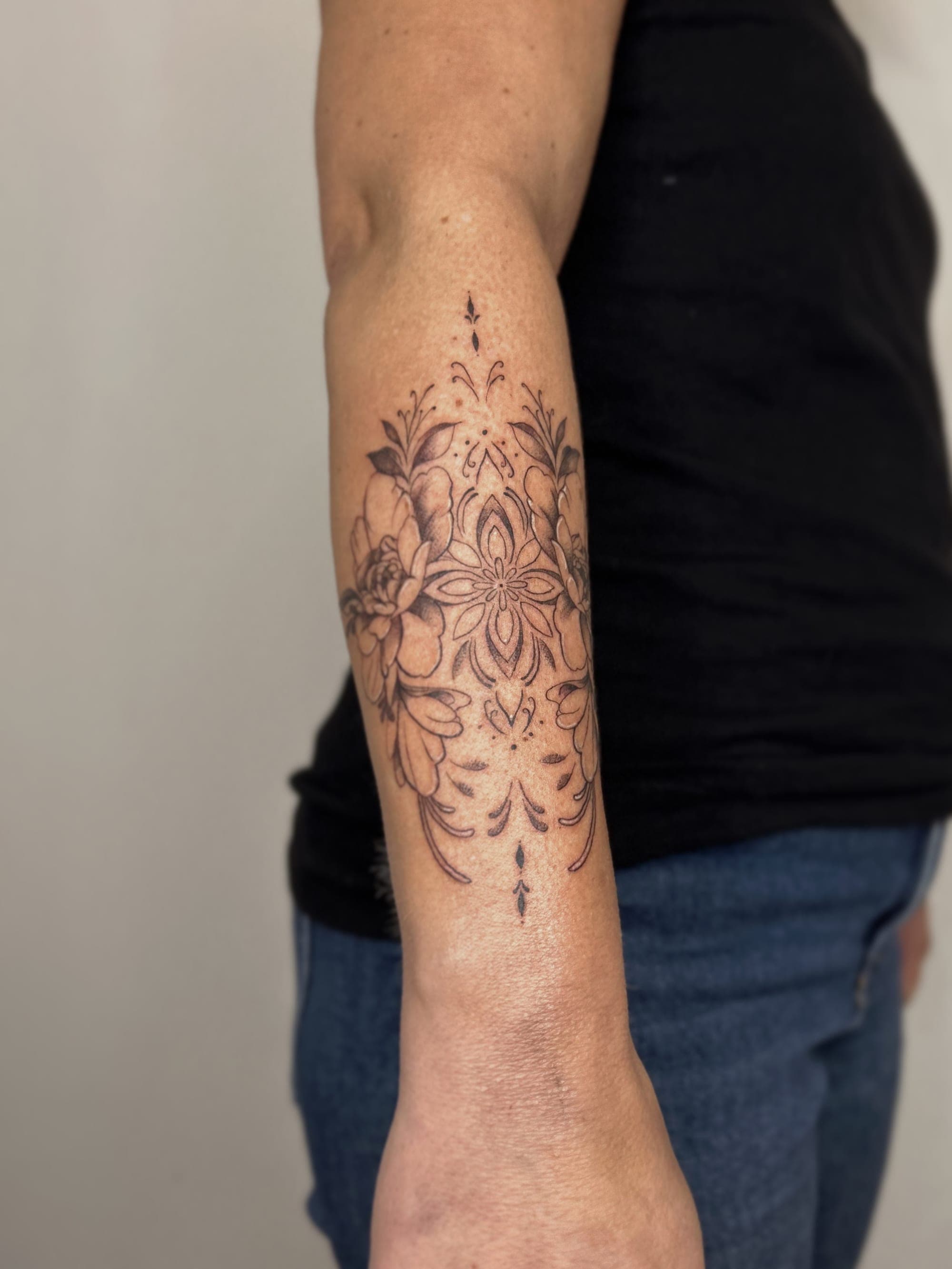 Mandala – Linework, Ornamente von Sarah, Bloom at Night Köln