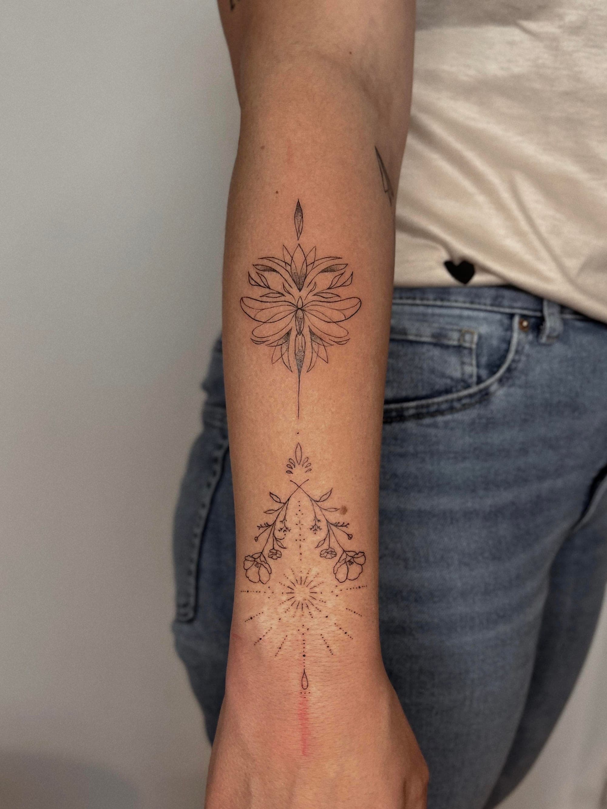 Libelle – Linework, Ornamente von Sarah, Bloom at Night Köln