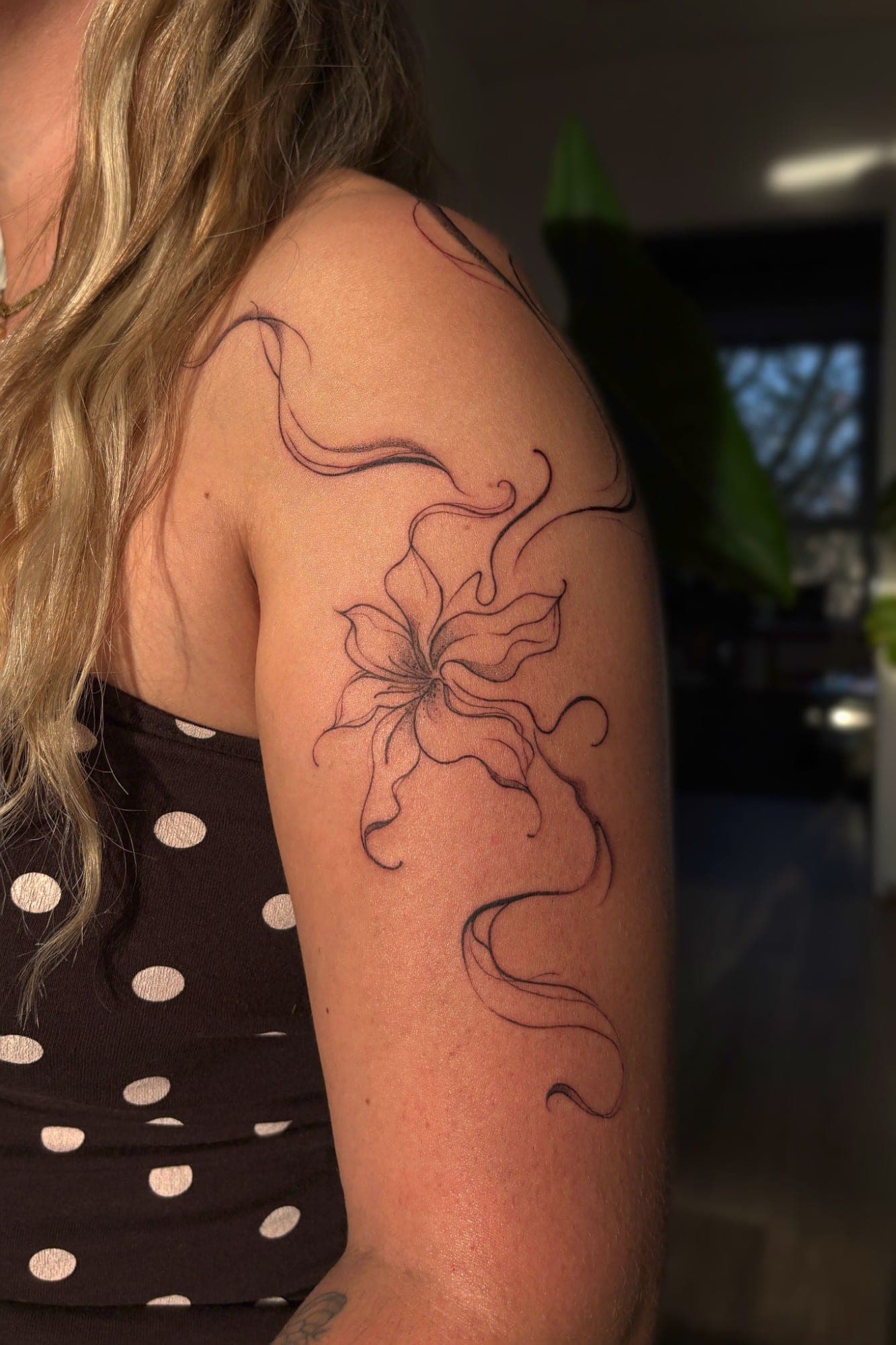 Abstrakte Blume – Fineline, Flow von Sarah, Bloom at Night Köln
