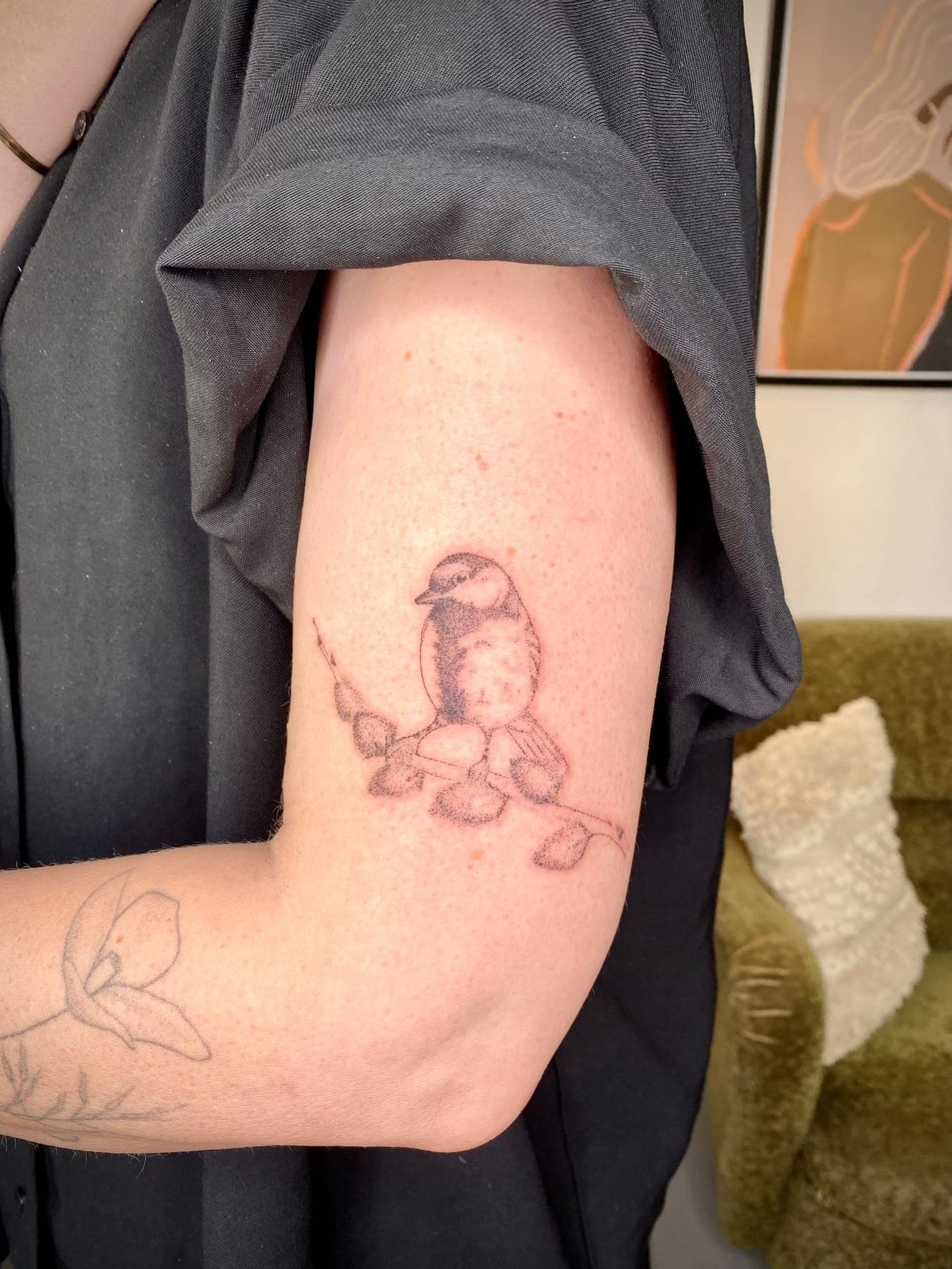 Meise Arm – Dotwork, Handpoke, Illustrativ von Sarah K., Bloom at Night Köln