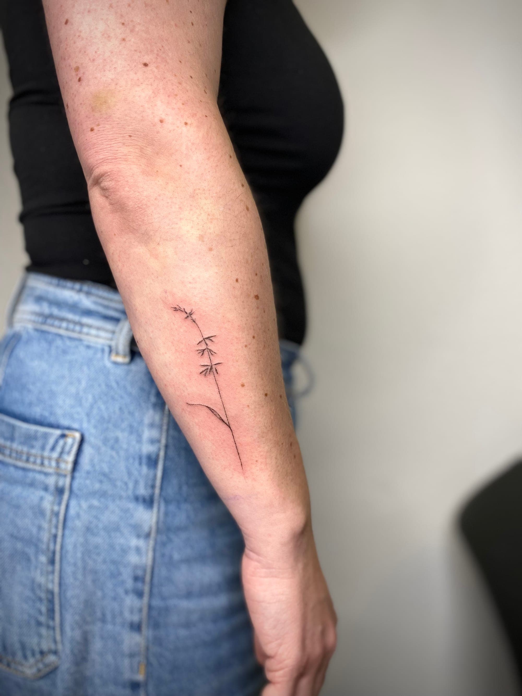 Gras – Handpoke, Illustrativ von Sarah K., Bloom at Night Köln