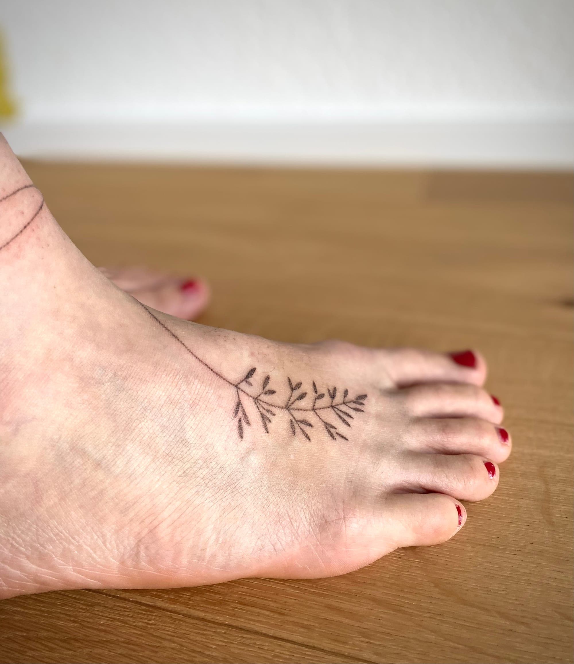 Gras Fuß – Handpoke, Illustrativ von Sarah K., Bloom at Night Köln