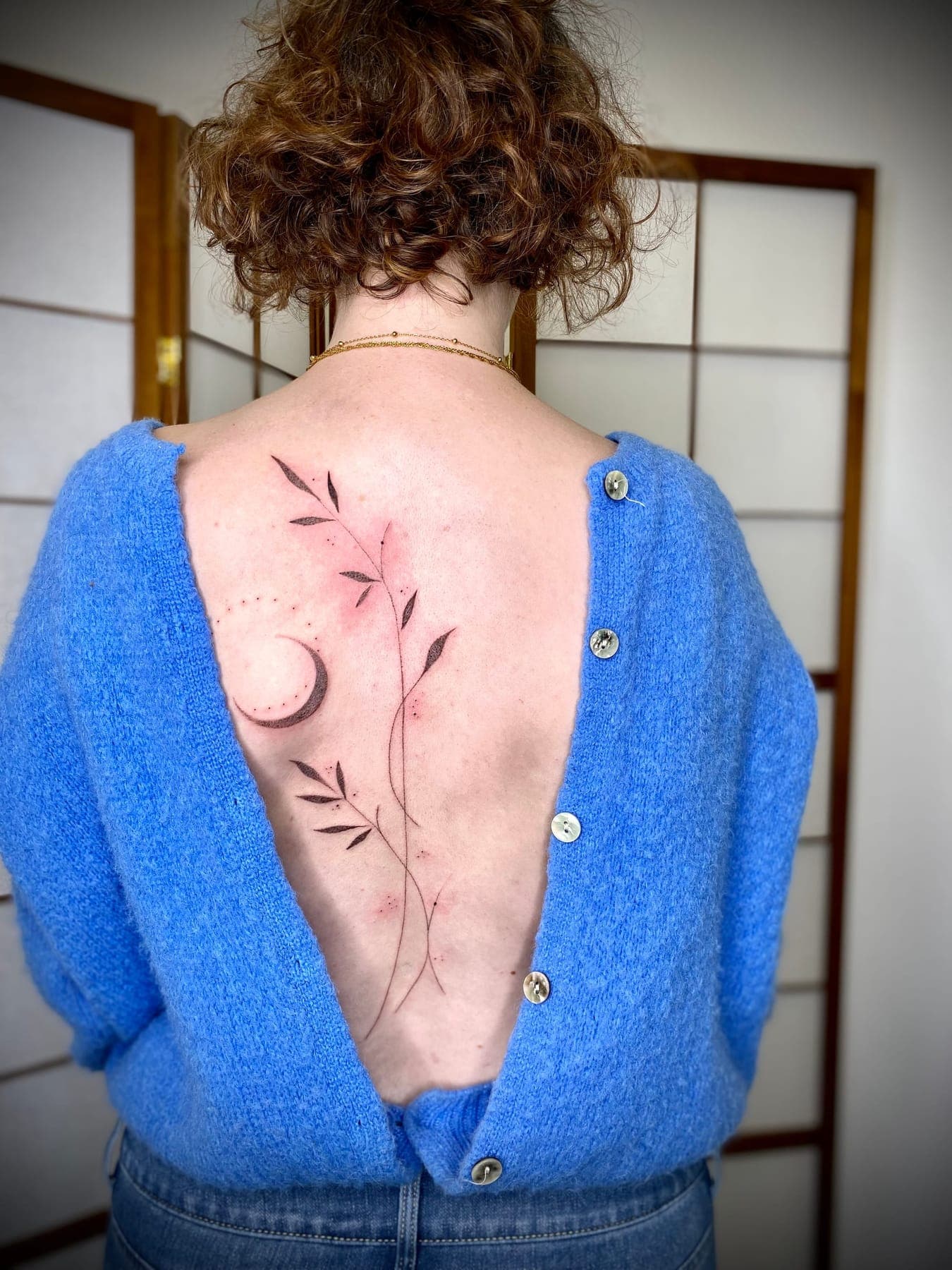 Gräser und Mond Rücken – Grafisch, Handpoke, Illustrativ von Sarah K., Bloom at Night Köln