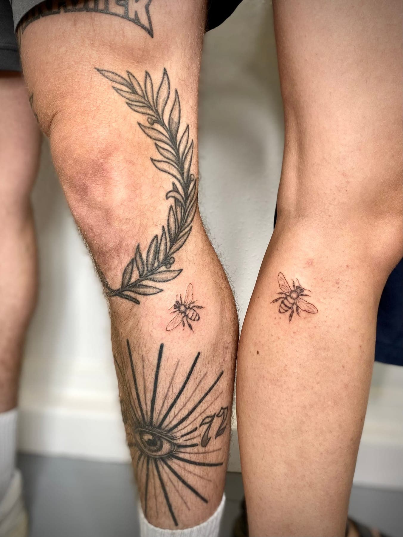 Bienen Paar Tattoo – Dotwork, Handpoke, Mikrorealismus von Sarah K., Bloom at Night Köln