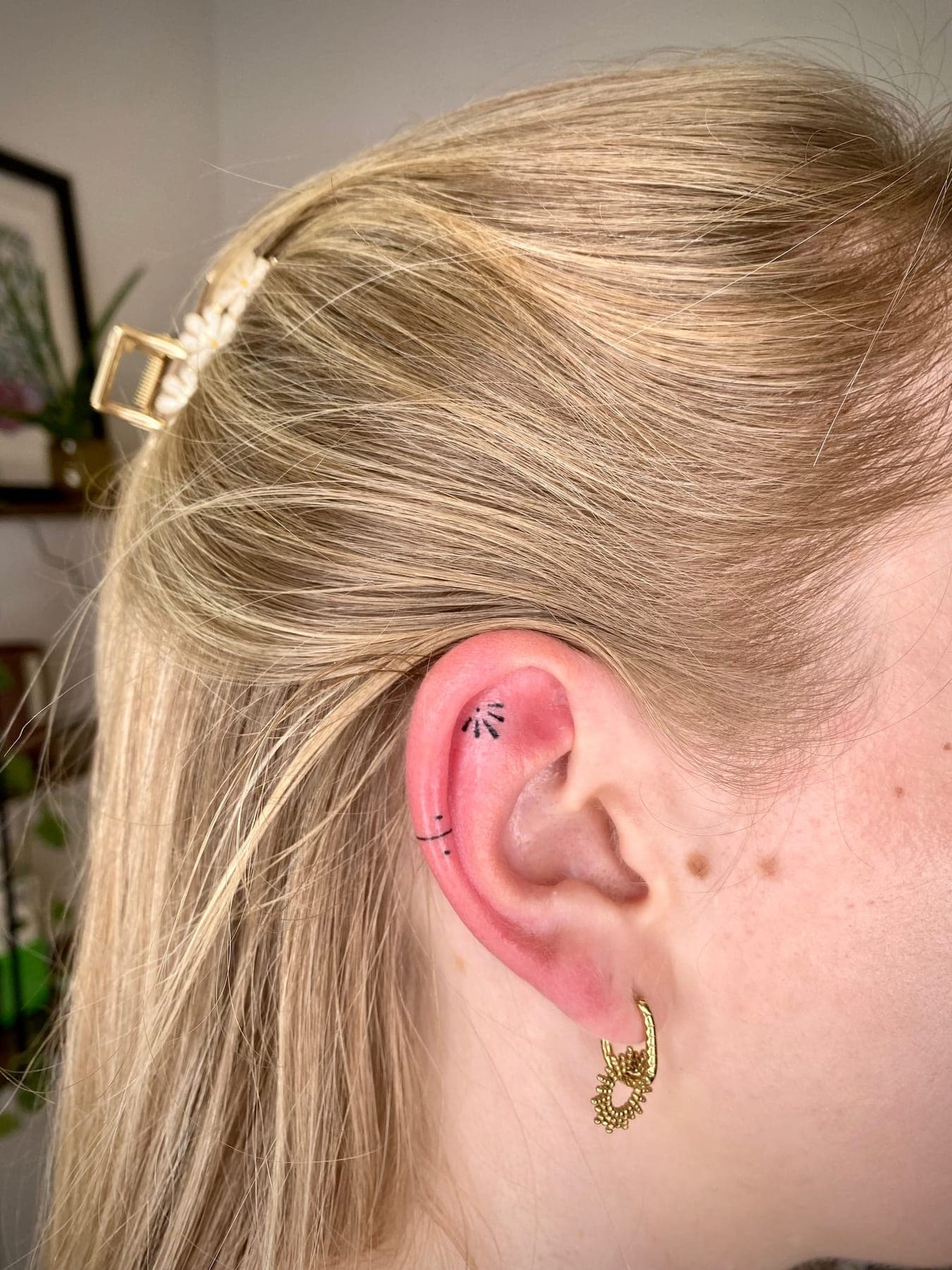 Ohr Tattoo Konzept – Grafisch, Handpoke von Sarah K., Bloom at Night Köln