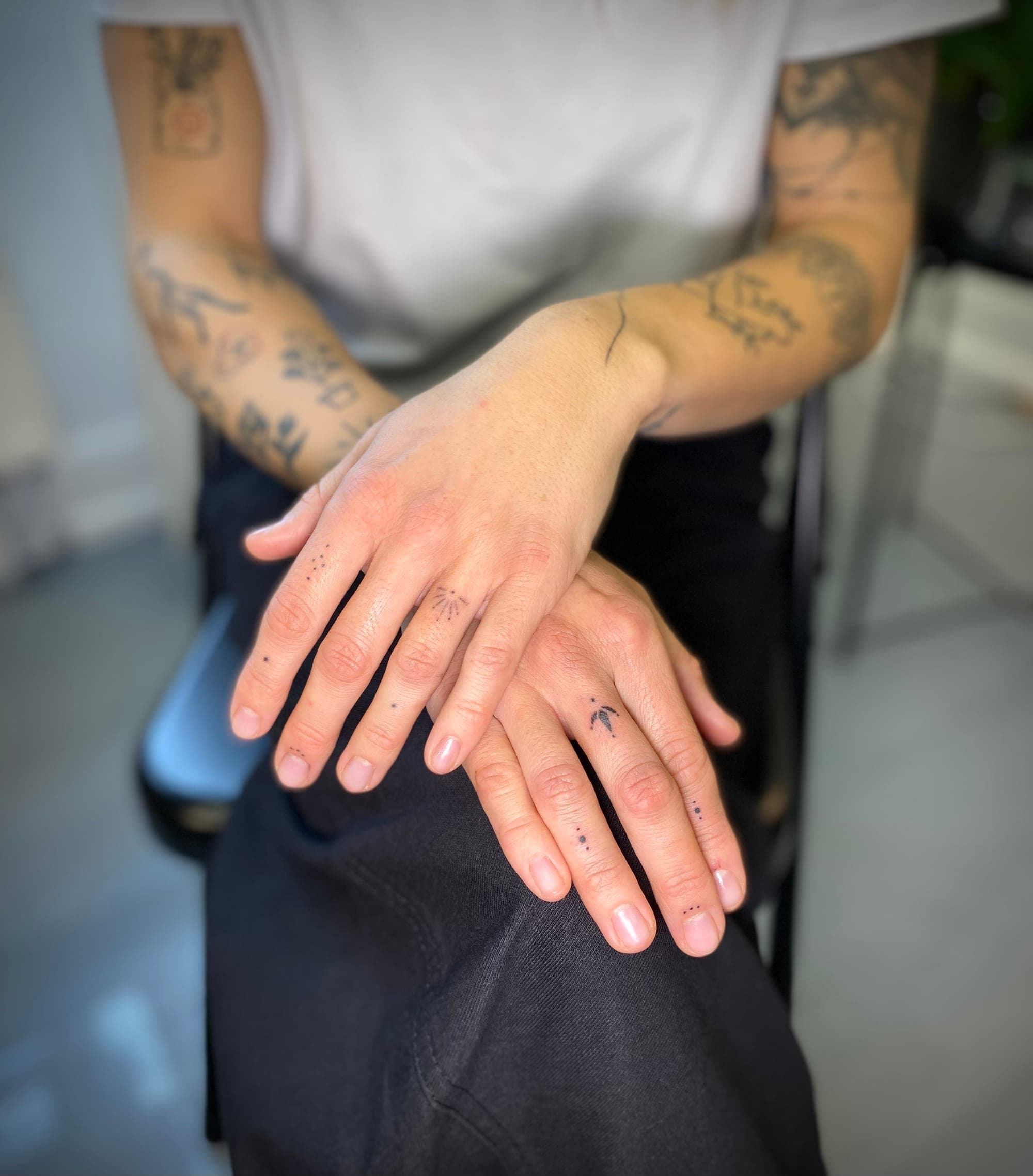 Finger Tattoo Konzept – Grafisch, Handpoke von Sarah K., Bloom at Night Köln