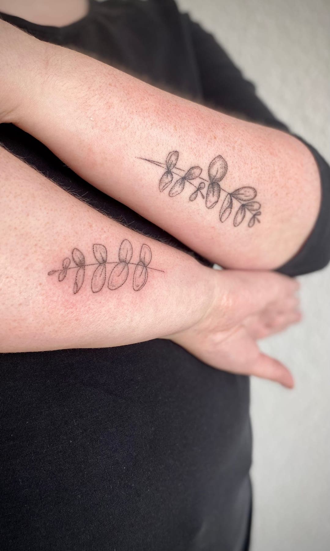 Eukalyptus – Dotwork, Handpoke, Illustrativ von Sarah K., Bloom at Night Köln