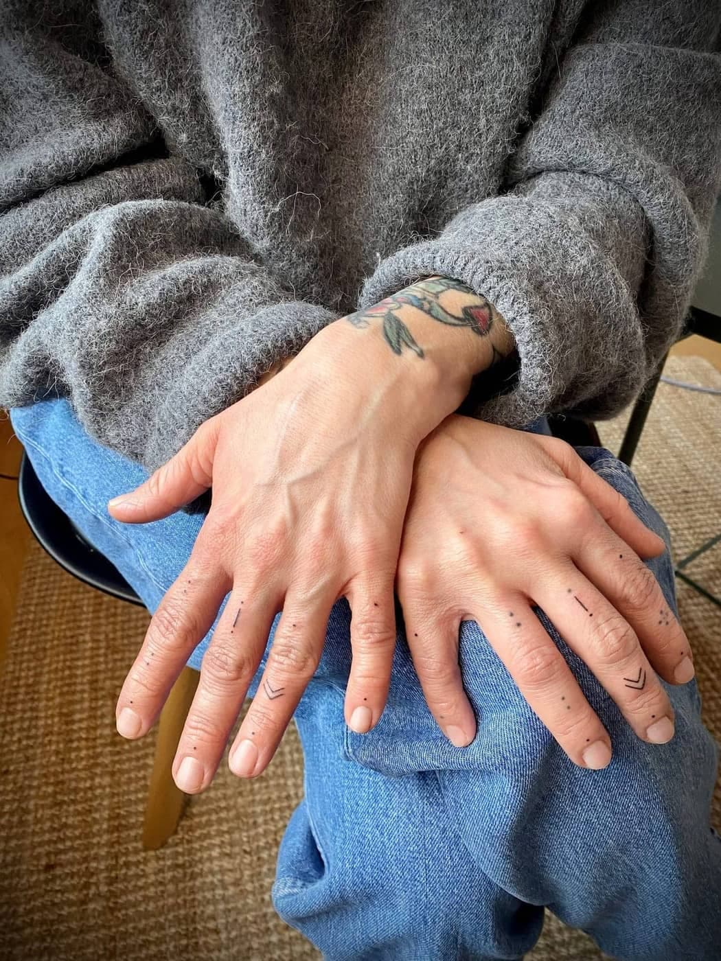 Finger Tattoo Konzept 2 – Grafisch, Handpoke von Sarah K., Bloom at Night Köln